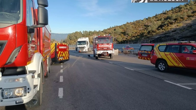 Medios desplazados ante la emergencia por la fuga de mercancía peligrosa en la A-23 en Candasnos.