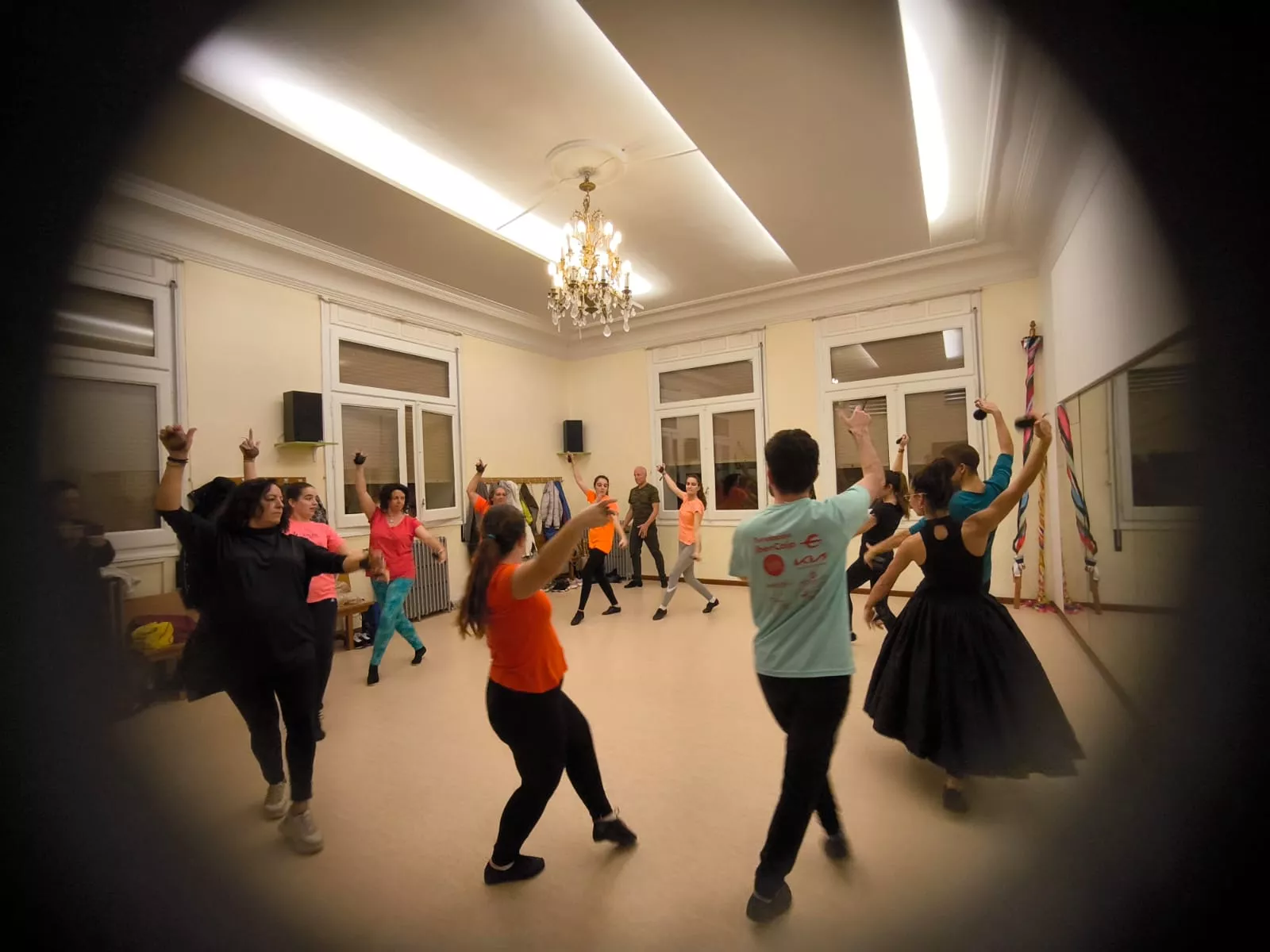 Imagen del baile de la Jota de San Lorenzo con miembros del Grupo Folklórico San Lorenzo y pianistas chinas
