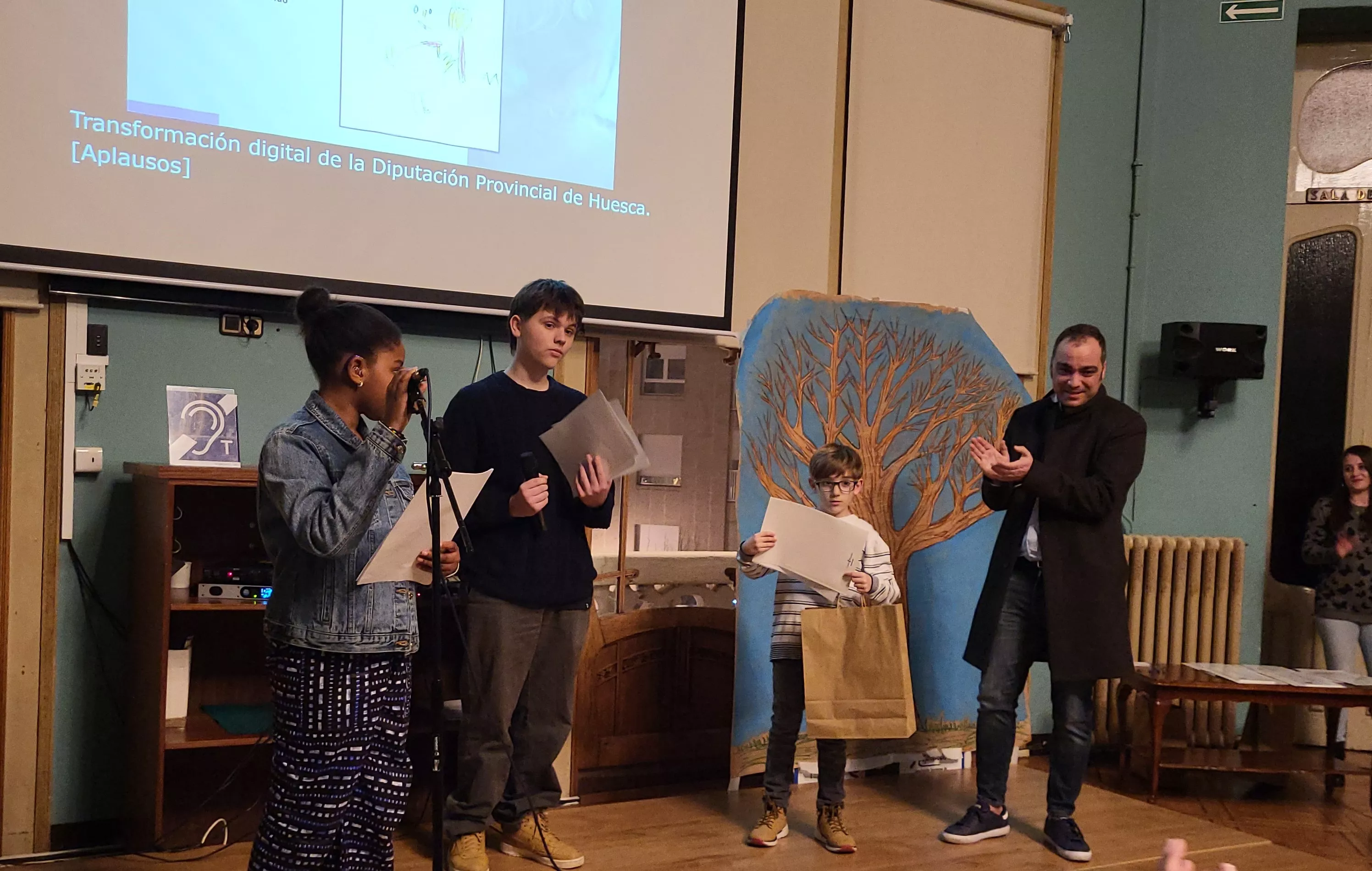 Lorién Alcalá Garrido recoge el premio de Postales Navideñas. Foto: Mercedes Manterola