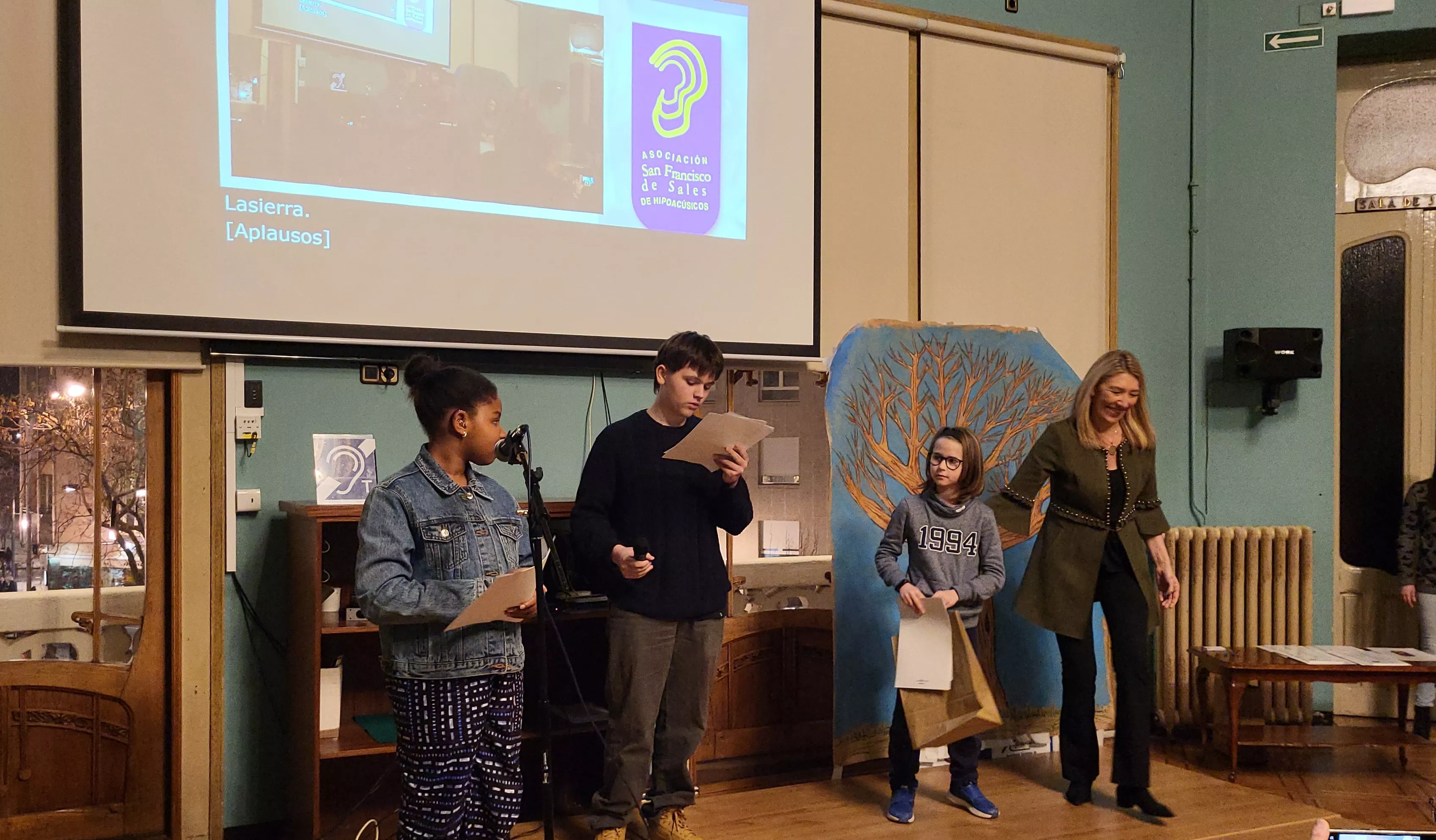 Eizán Alonso Bescós recoge el premio de Postales Navideñas. Foto: Mercedes Manterola