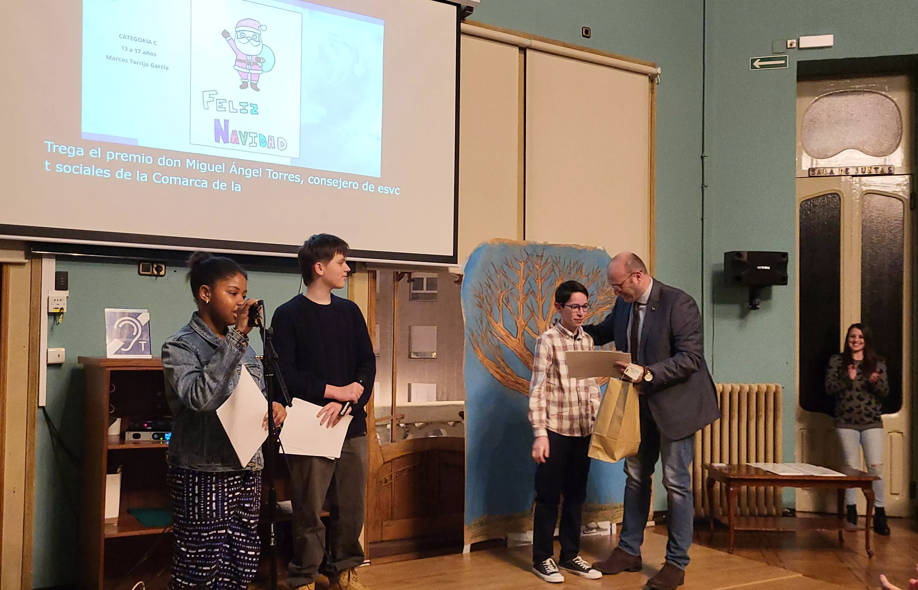 Marcos Torrijo García recoge el premio de Postales Navideñas. Foto: Mercedes Manterola