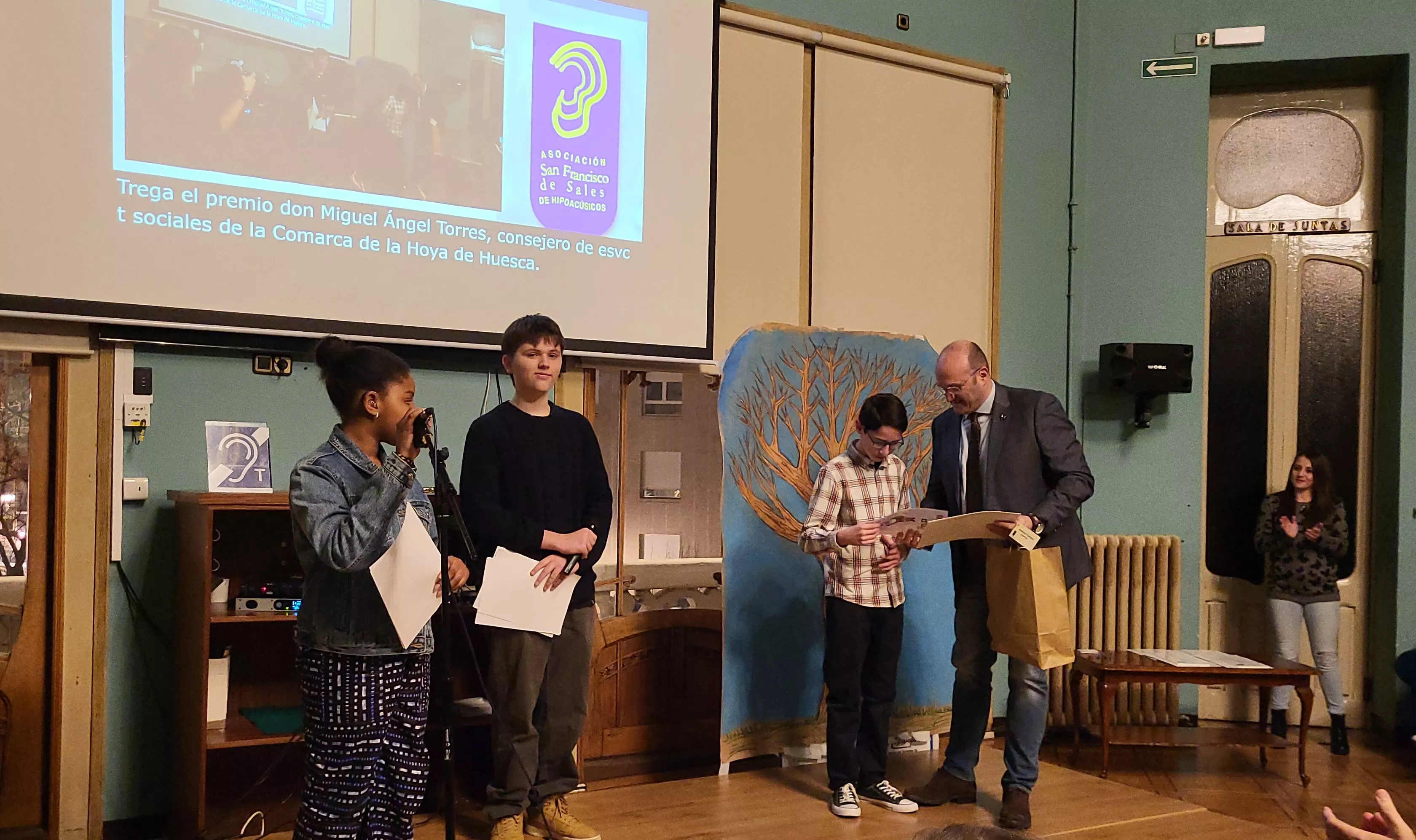Marcos Torrijo García recoge el premio de Postales Navideñas. Foto: Mercedes Manterola