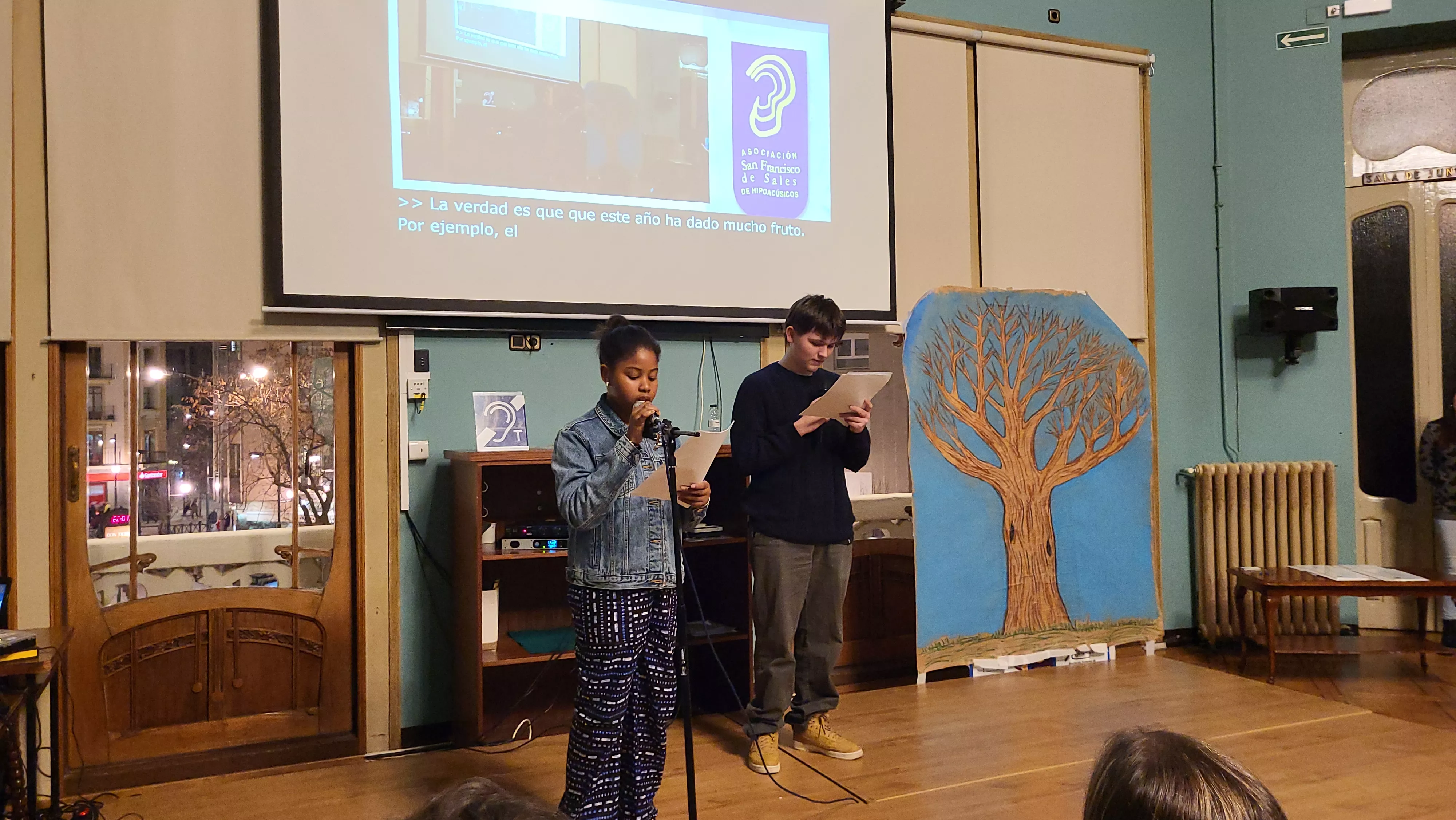 Rouguiatou Diallo y Benjamín Morales, presentadores de la entrega de premios. Foto: Mercedes Manterola 