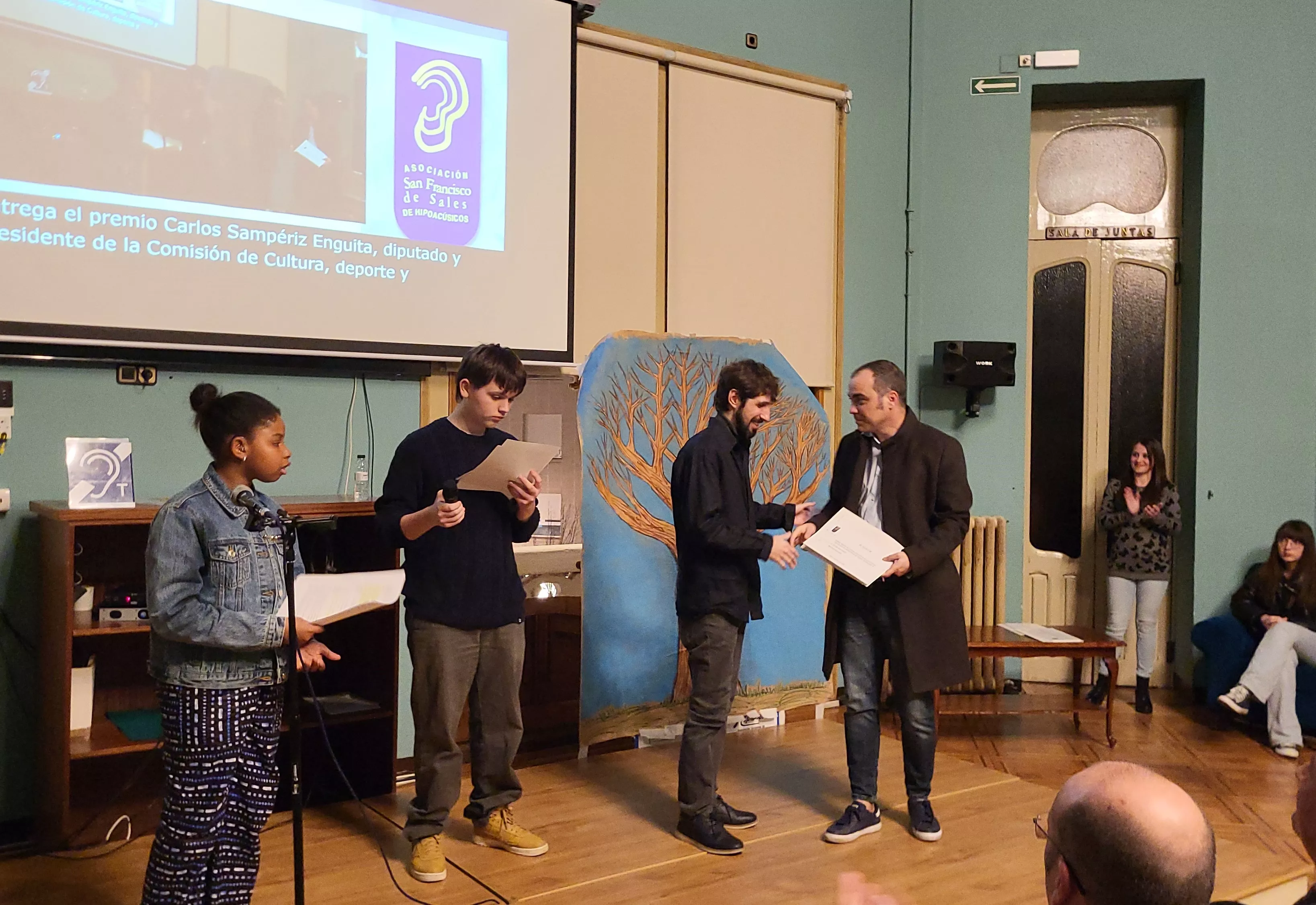 Victor Niso, ganador del primer premio del Concurso de Relatos Cortos. Foto Mercedes Manterola