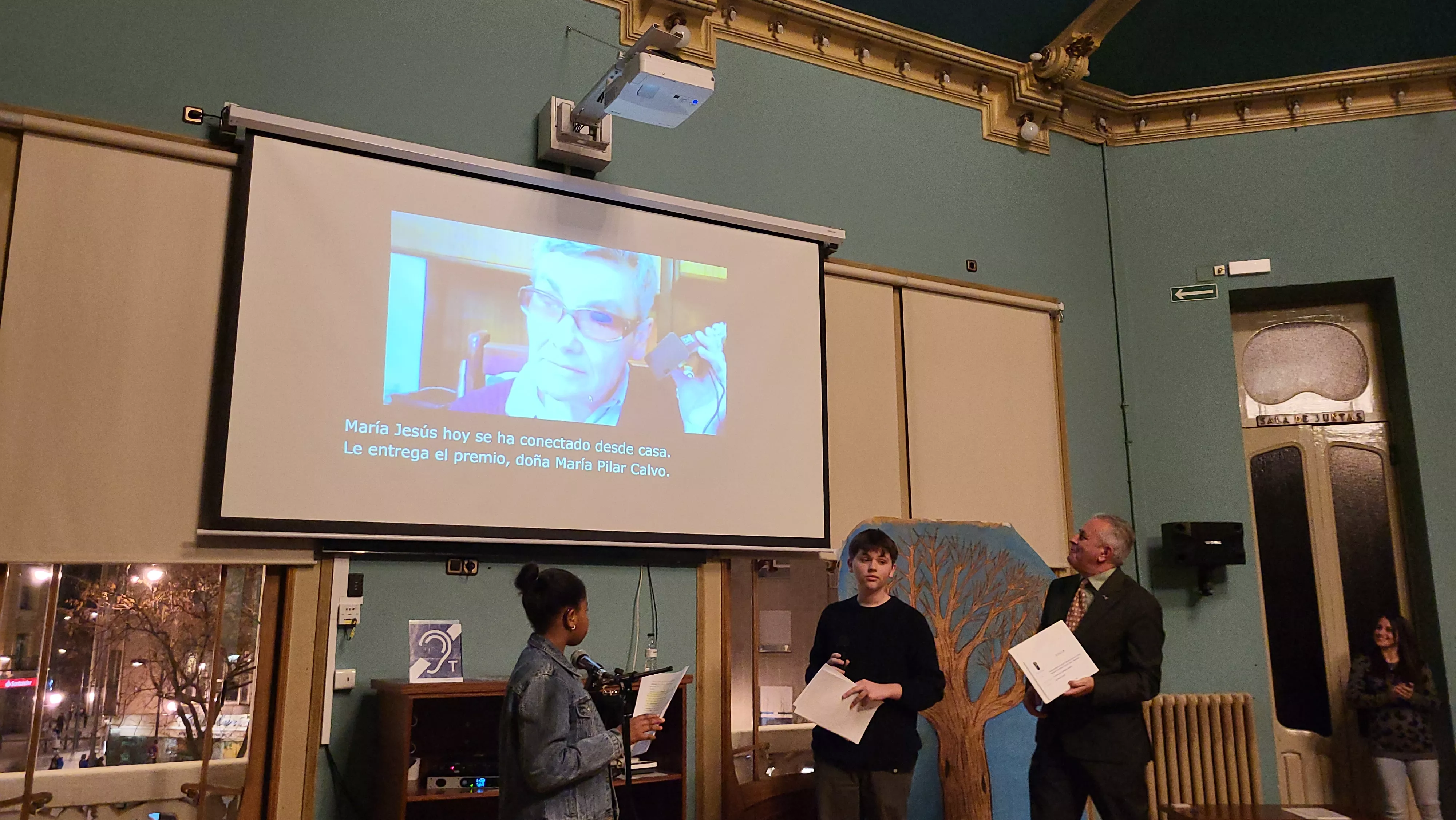 María Jesús Cañamares, en videollamada, ganadora del segundo premio en la categoría de autores con discapacidad auditiva. Foto Mercedes Manterola