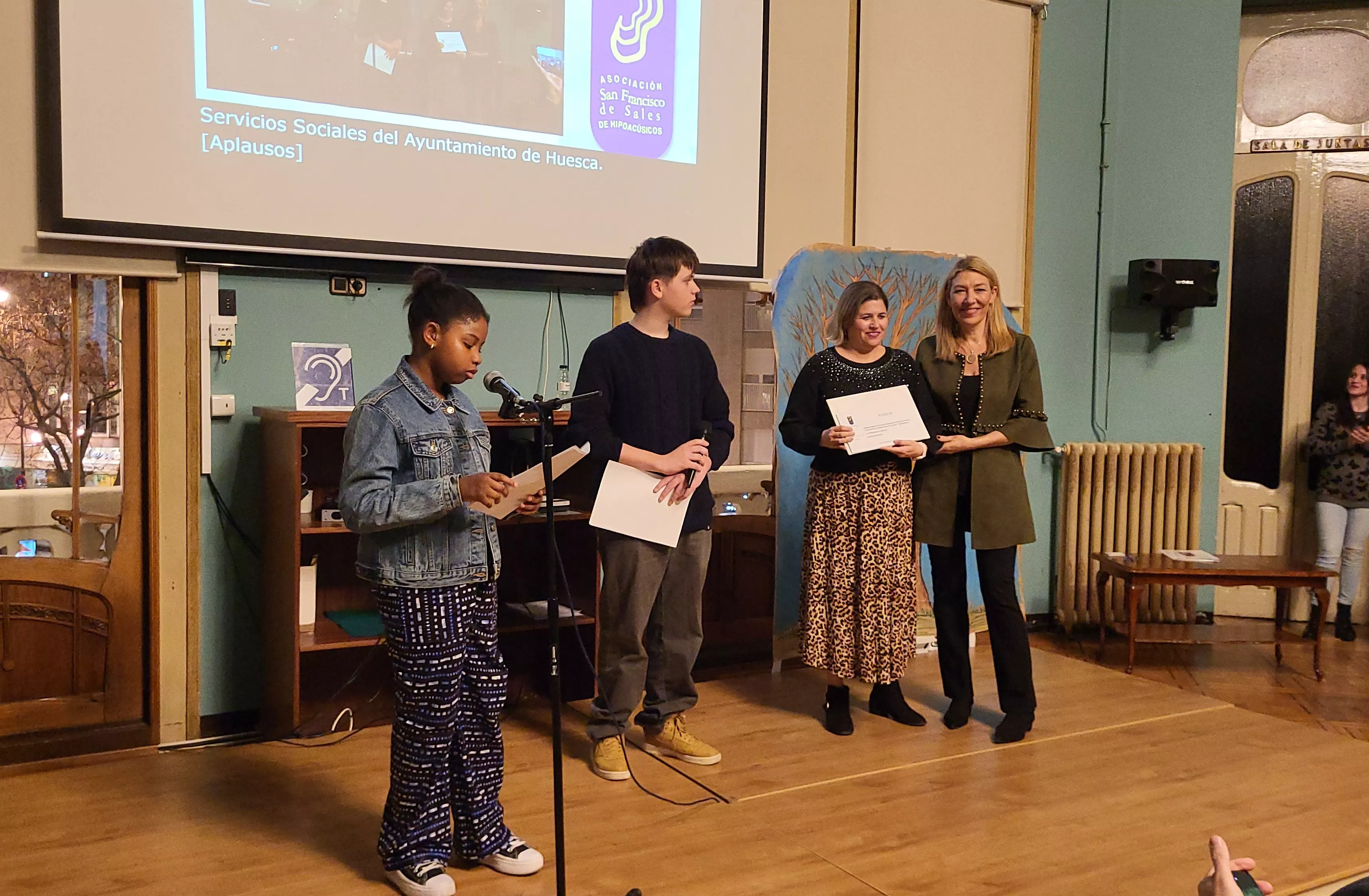 Lara Gil, hija de Patrocinio Gil Sánchez, ganador del primer premio en la categoría de autores con discapacidad auditiva. Foto Mercedes Manterola