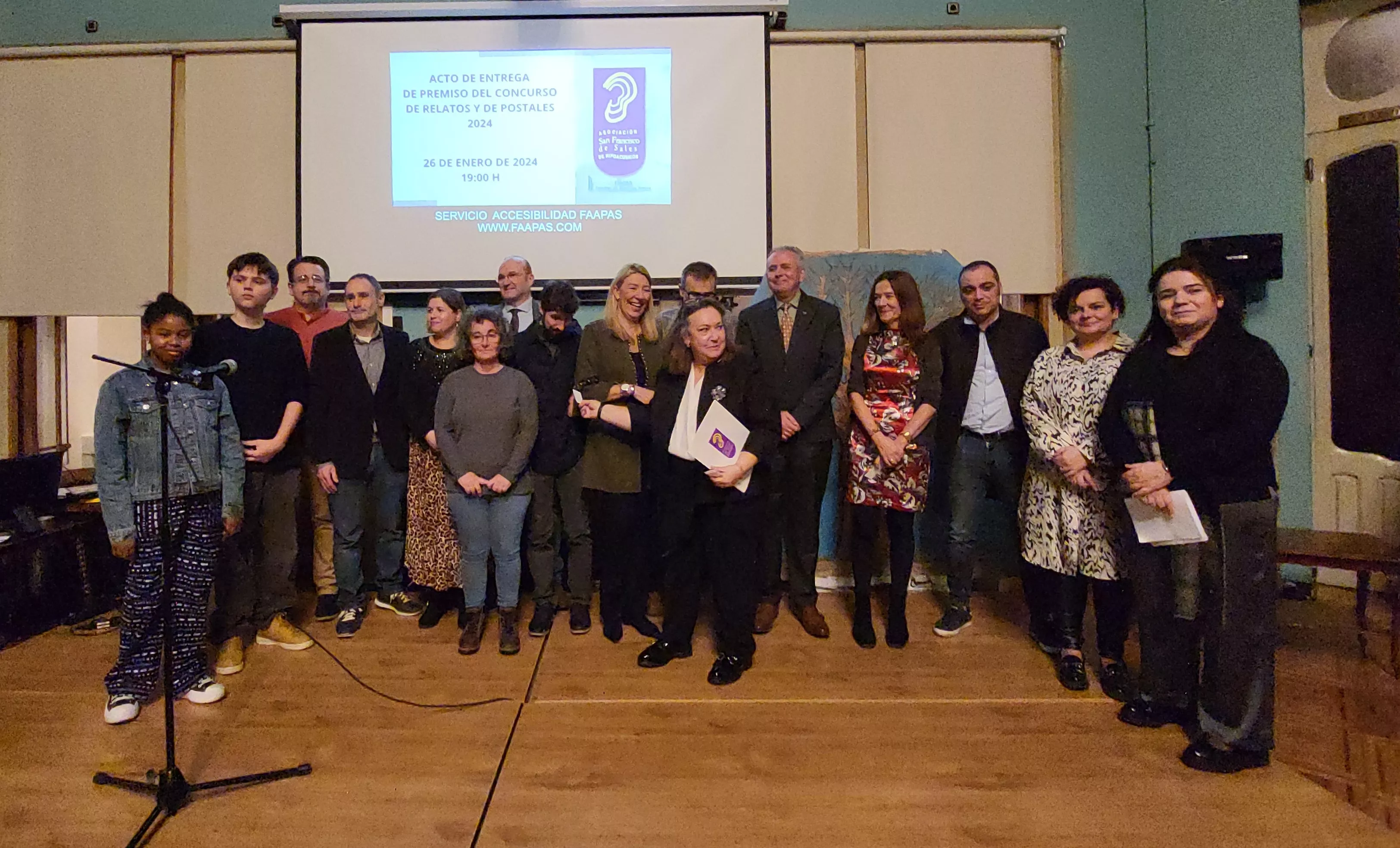 Foto de familia tras la entrega de premios del VIII Concurso de de Relatos Cortos Asociación de Hipoacúsicos de Huesca. Foto Mercedes Manterola