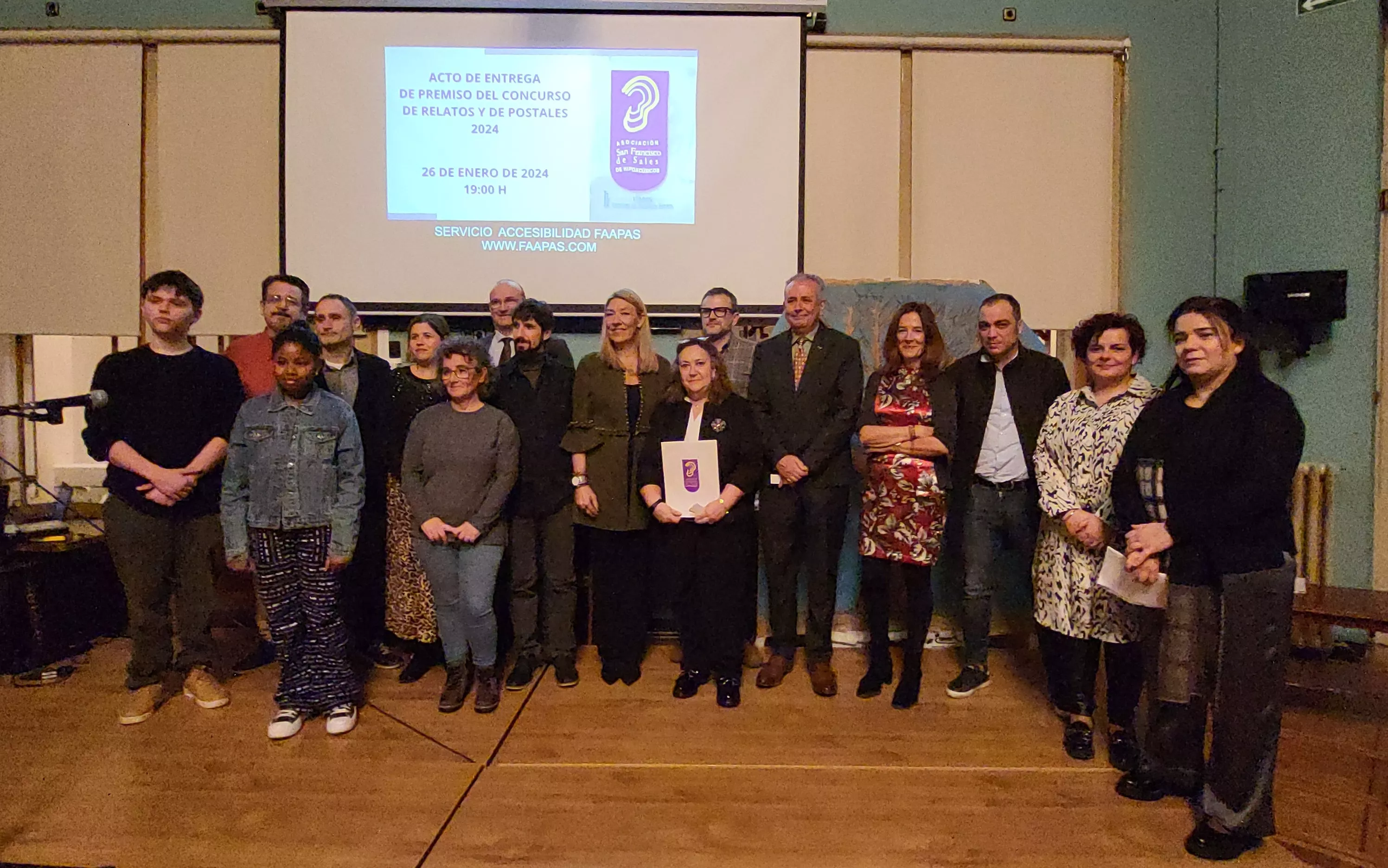 Foto de familia tras la entrega de premios del VIII Concurso de de Relatos Cortos Asociación de Hipoacúsicos de Huesca. Foto Mercedes Manterola