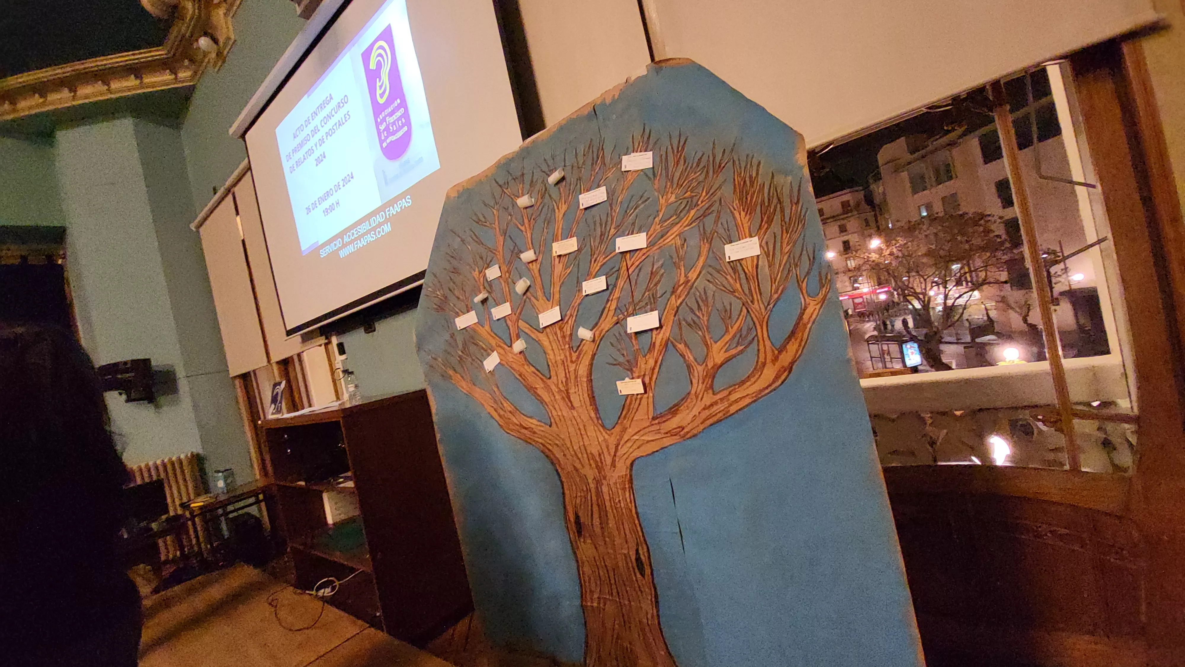 Árbol de los deseos de la Asociación de Hipoacúsicos de Huesca. Foto Mercedes Manterola