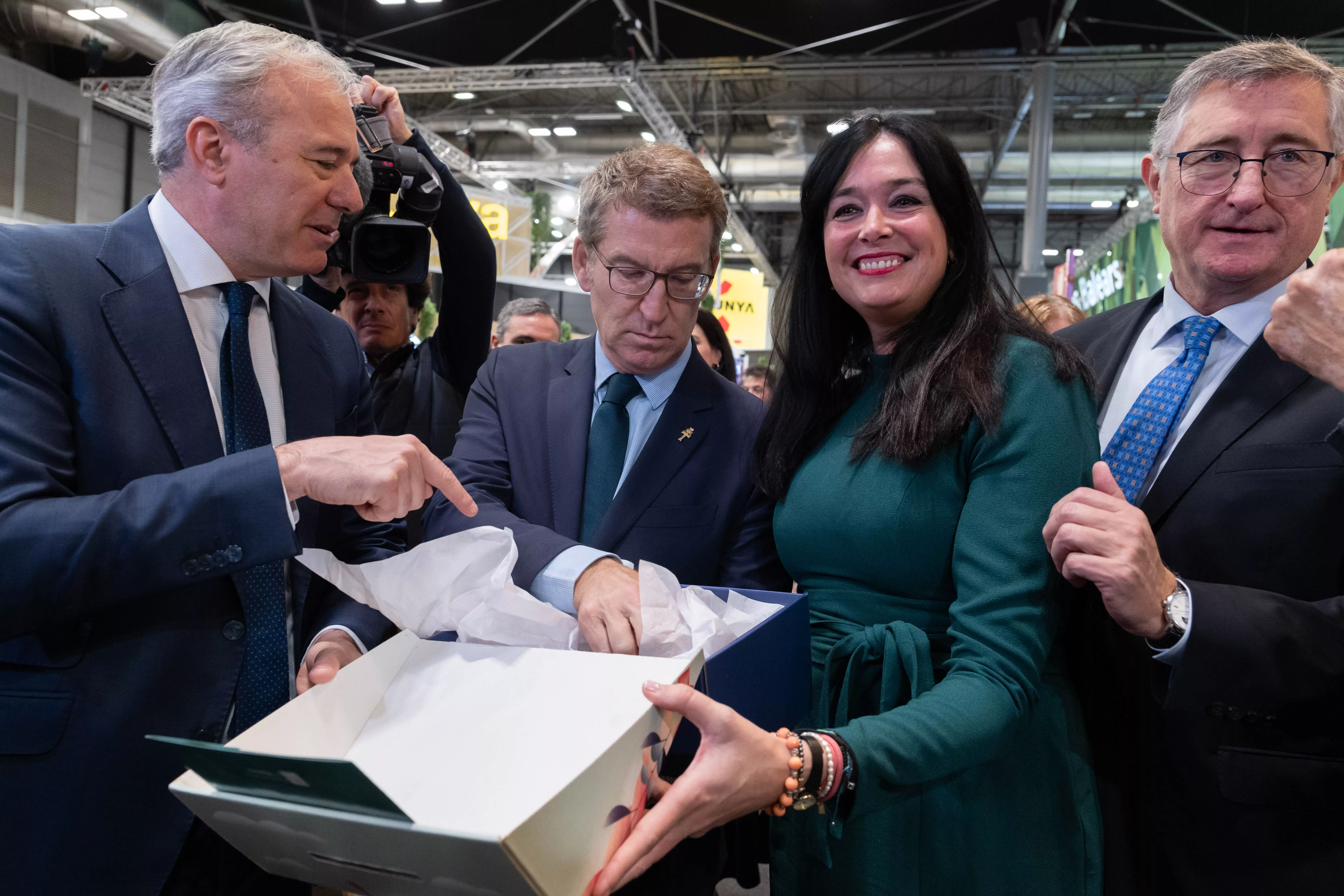 Jorge Azcón, con Feijóo, la alcaldesa de Huesca, Lorena Orduna, y el consejero de Turismo, Manuel Blasco