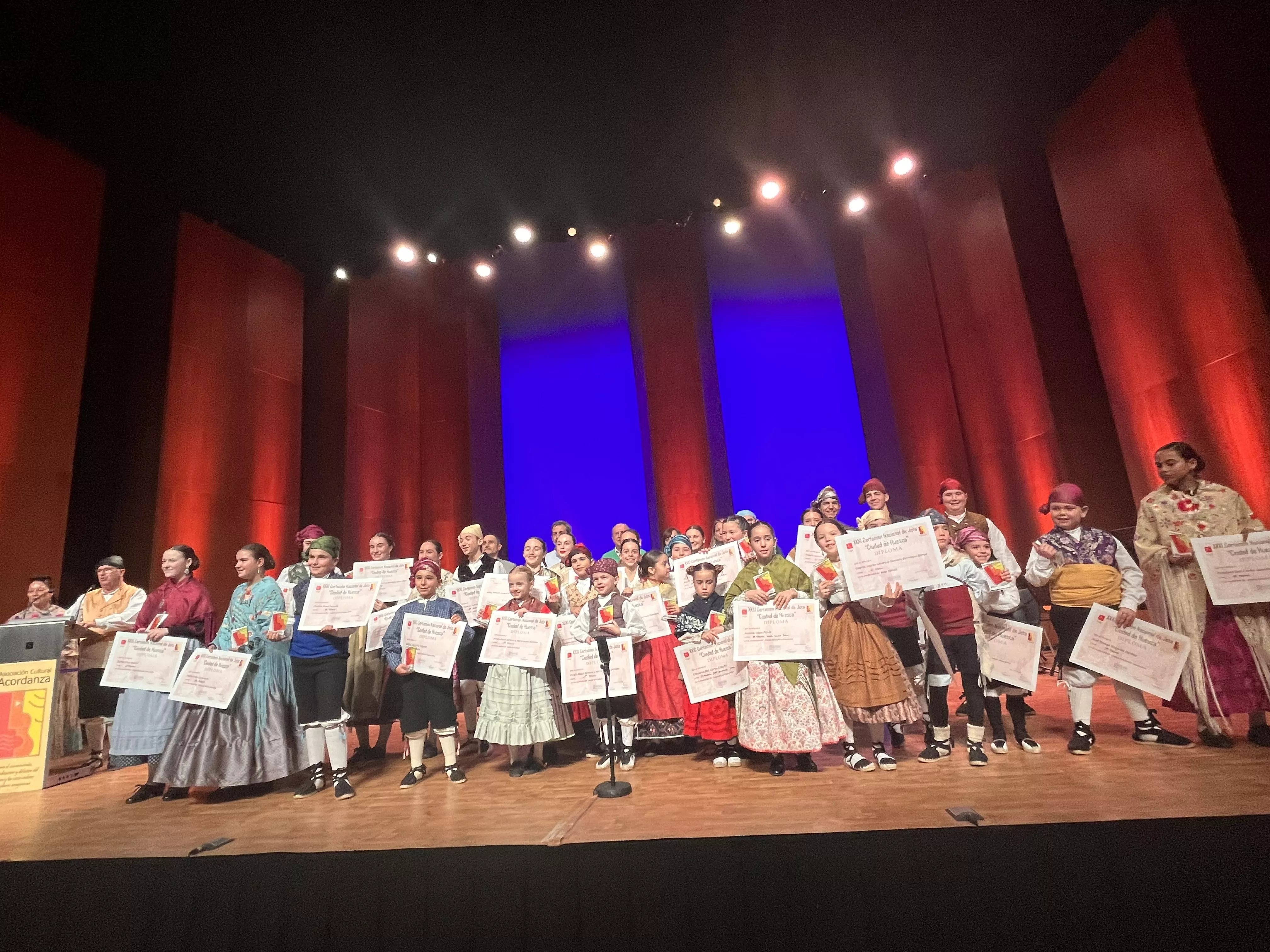 Foto de familia de los ganadores en las categorías de benjamín, infantil y juvenil en el Concurso Nacional de Jota Ciudad de Huesca. Foto Mercedes Manterola