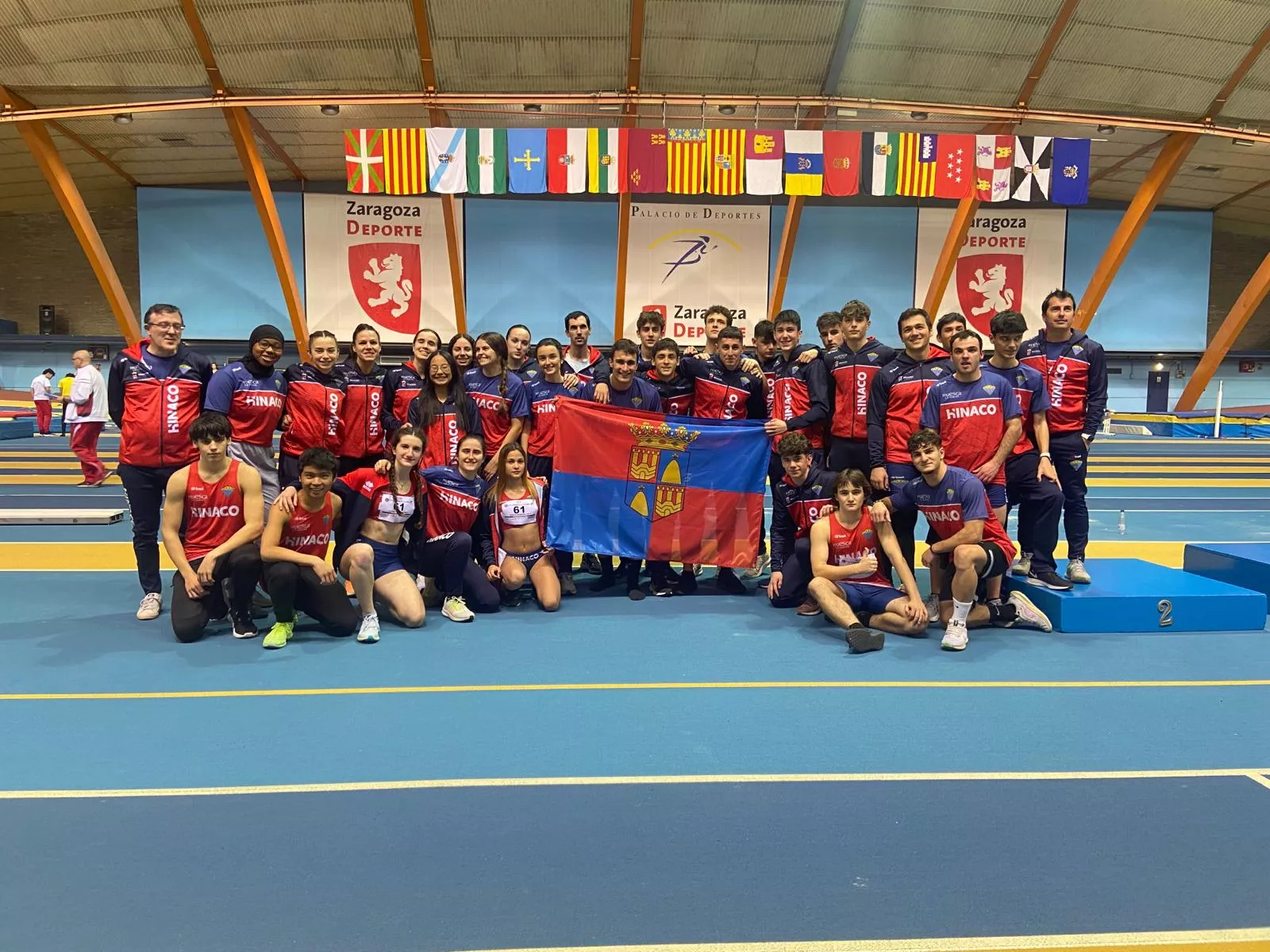 Equipos masculino y femenino del Hinaco Monzón