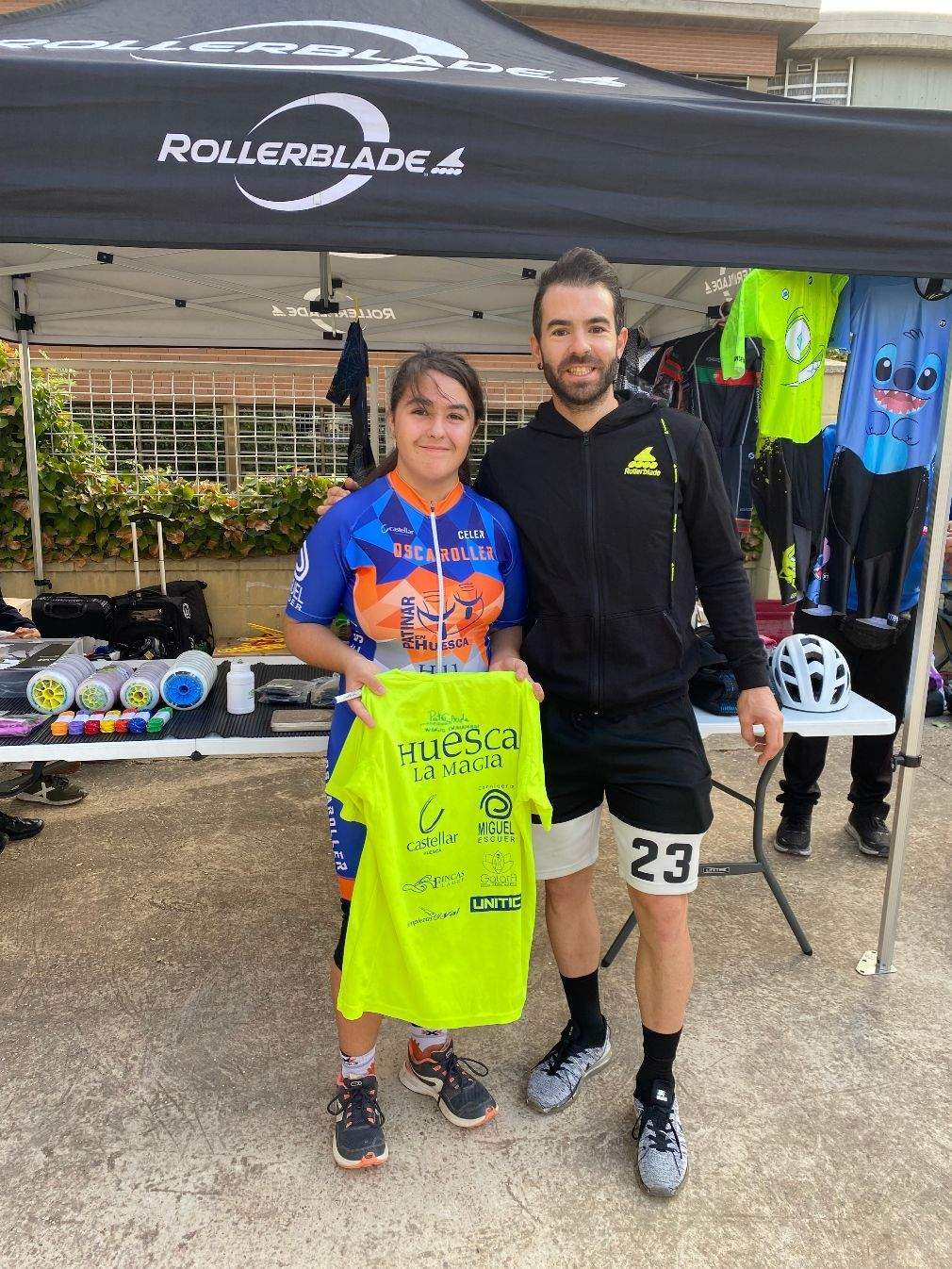 La infantil Sara Mur con el campeón Patxi Peula