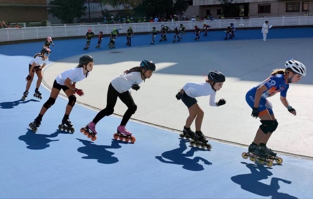 Patinadores en pista con la alevín Adriana Ferrer en cabeza