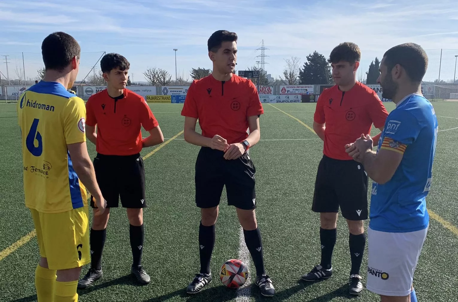 Sorteo entre los árbitros y los capitanes de Binéfar y Almudévar.