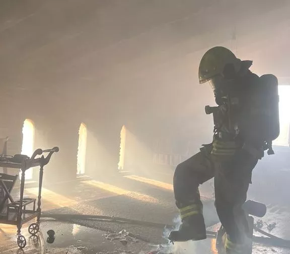 Un bombero durante la actuación en el incendio de una vivienda de dos plantas en Ayera.