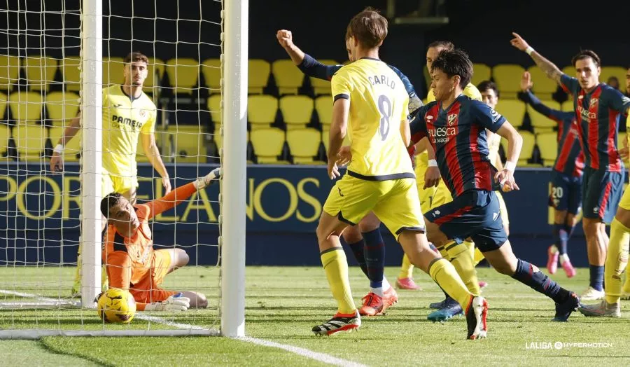 Los jugadores del Huesca celebran el gol en propia en la primera parte ante el Villarreal B. 