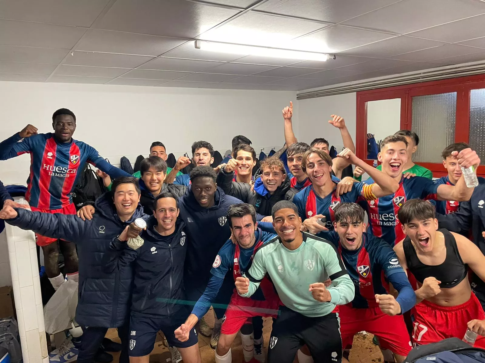 Los jugadores del Huesca B celebran el triunfo en Illueca.