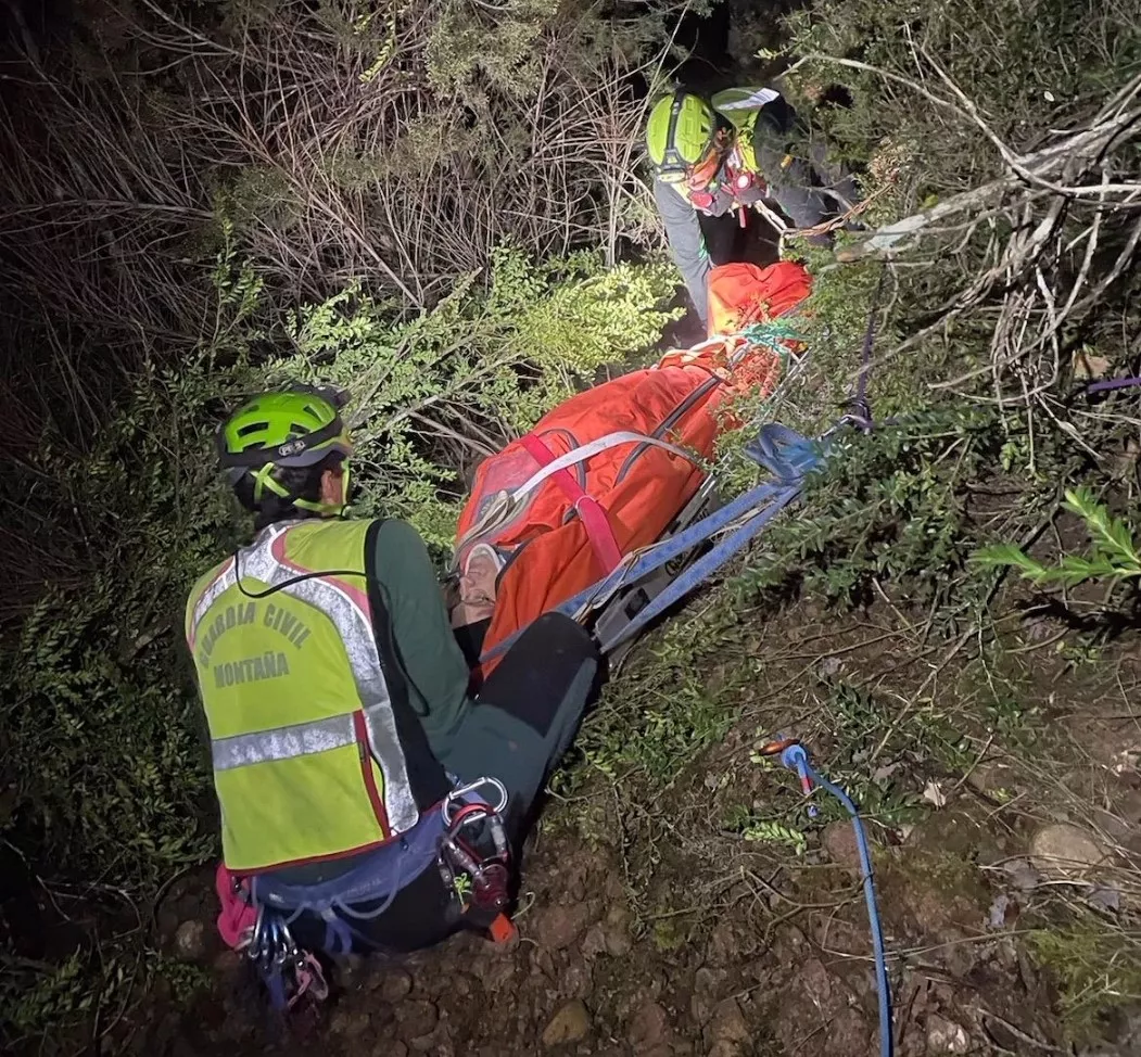 Rescate nocturno de dos personas que sufrieron una caída en la peña Santa Ana de La Fueva.