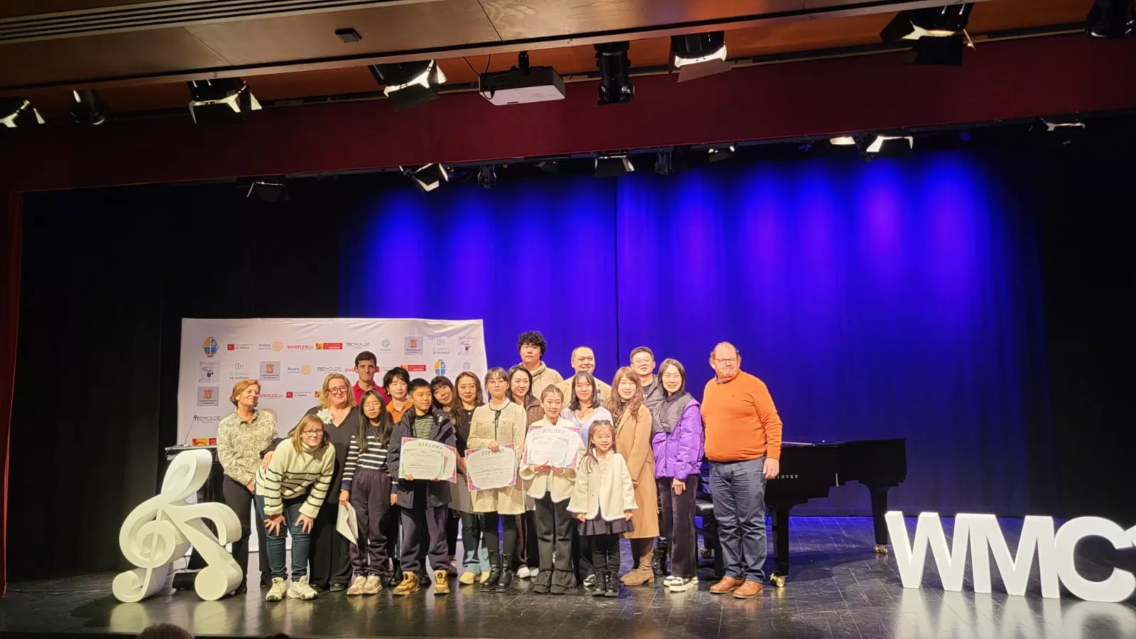 Los pianistas chinos, con Nati Ballarín, Ernest So y Teresa Moreno tras la entrega de diplomas del World Music Connecti-on Los pianistas chinos, con Nati Ballarín, Ernest So y Teresa Moreno tras la entrega de diplomas del World Music Connecti-on