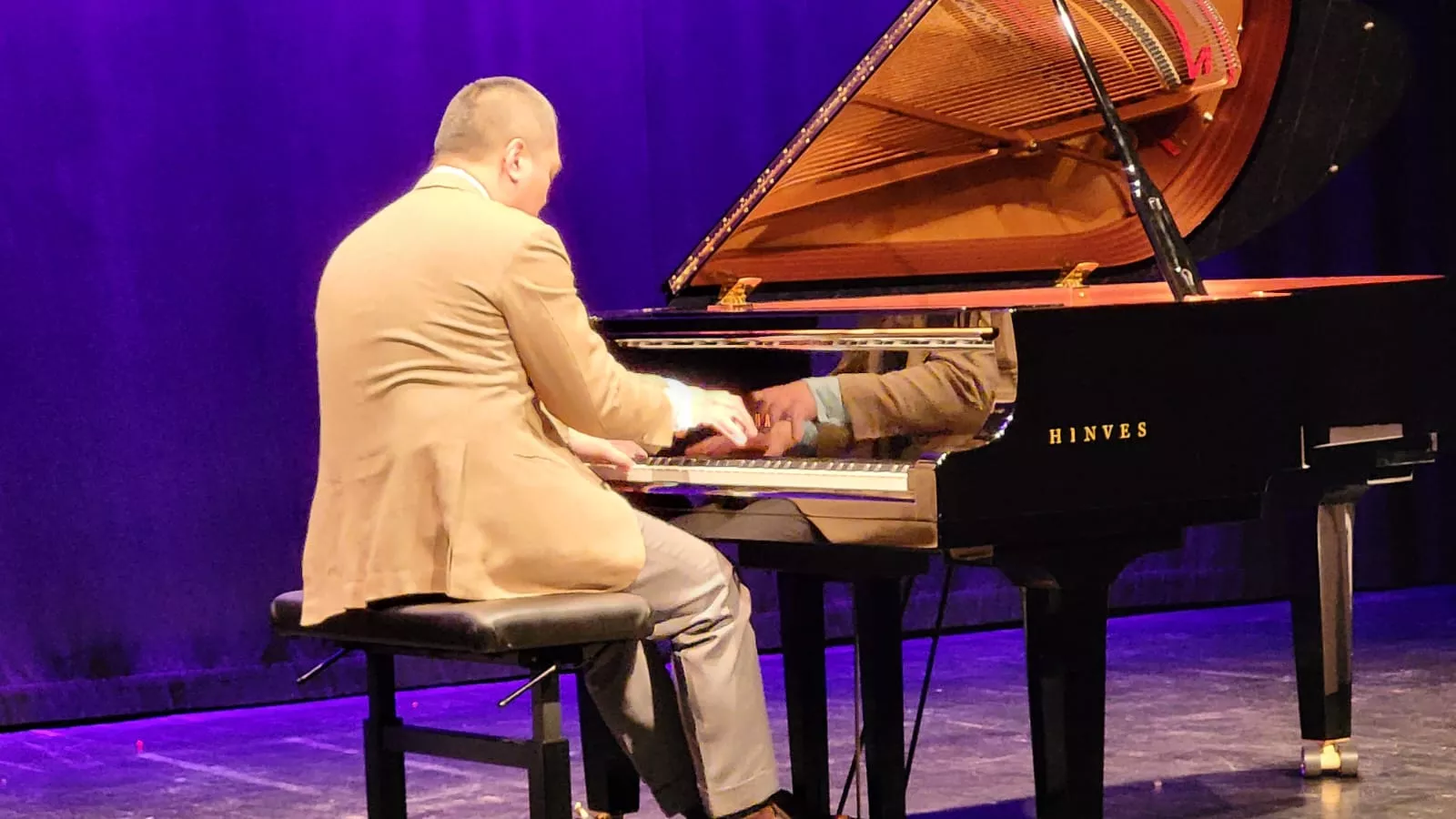 World Music Connecti-on en su broche en el Manuel Benito Moliner