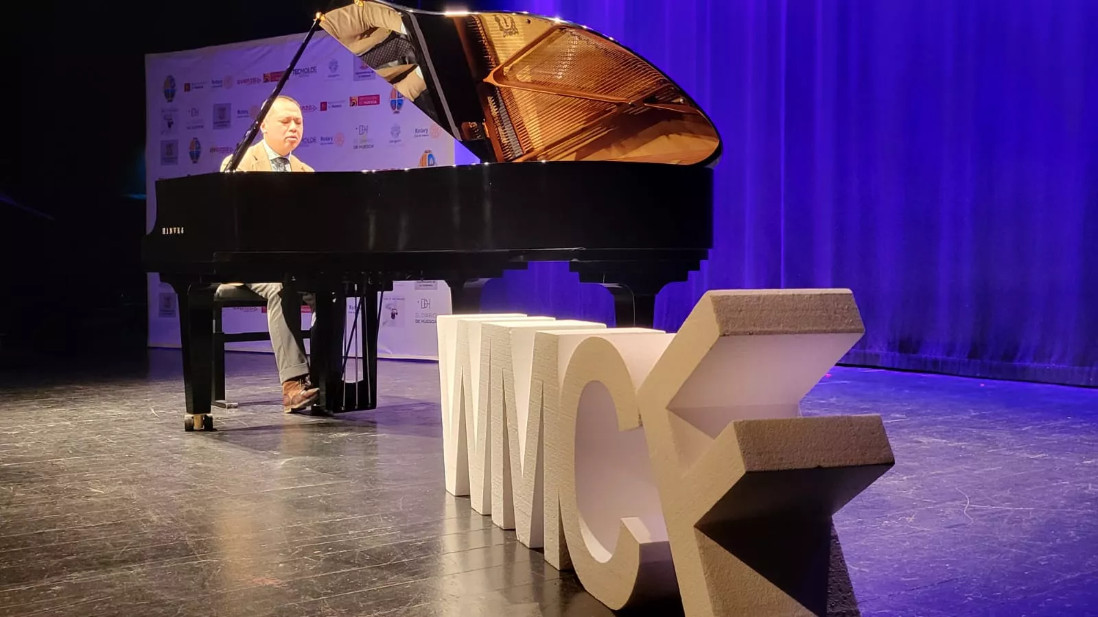 World Music Connecti-on en su broche en el Manuel Benito Moliner