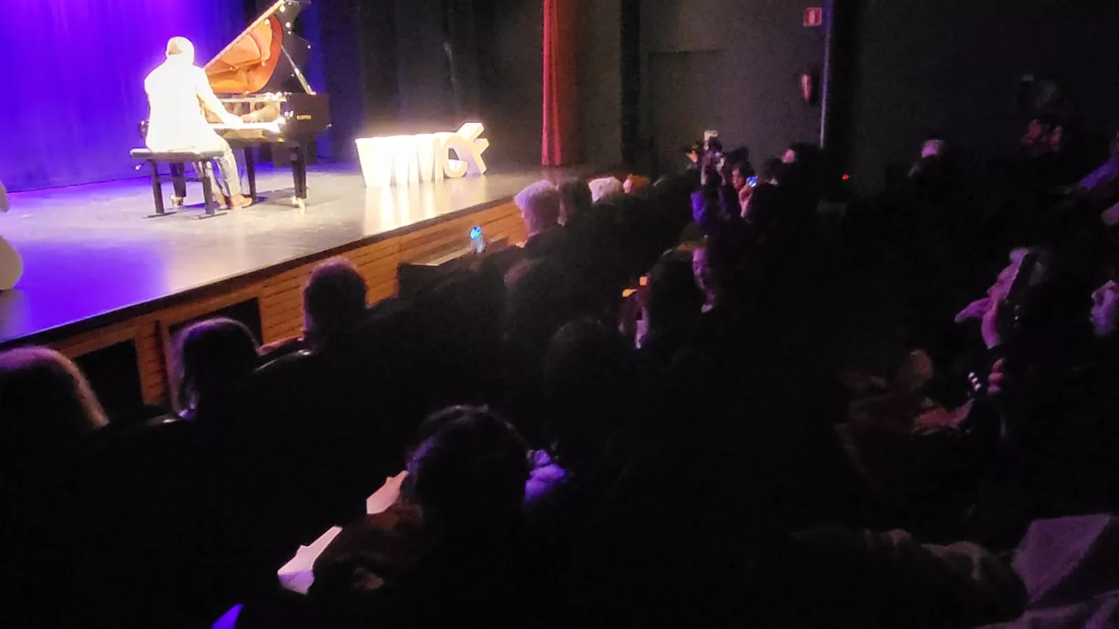 World Music Connecti-on en su broche en el Manuel Benito Moliner