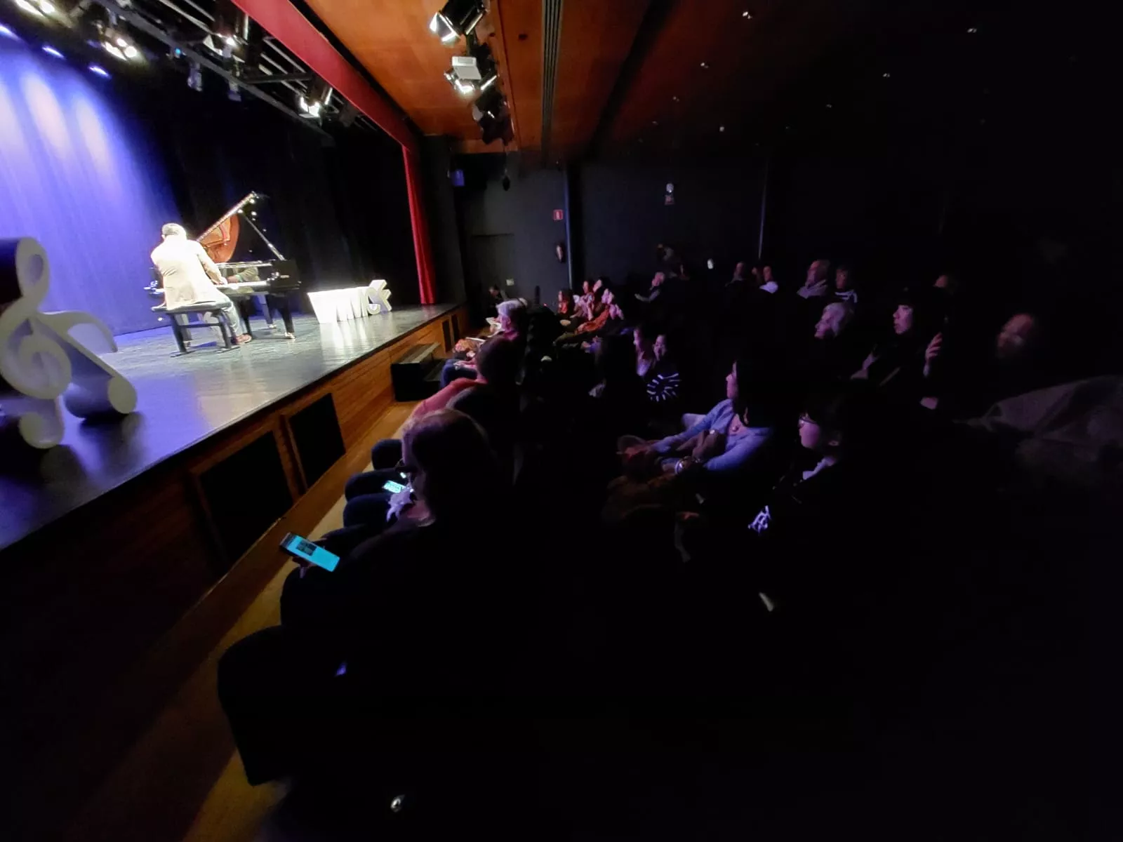 World Music Connecti-on en su broche en el Manuel Benito Moliner