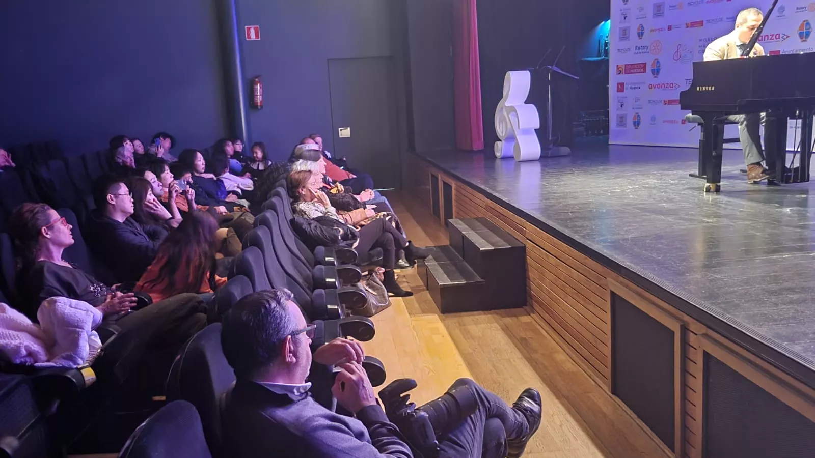 World Music Connecti-on en su broche en el Manuel Benito Moliner