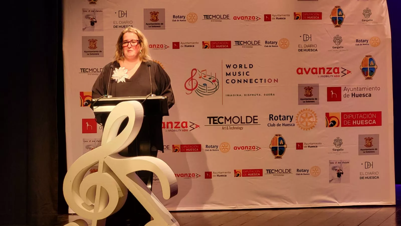 World Music Connecti-on en su broche en el Manuel Benito Moliner