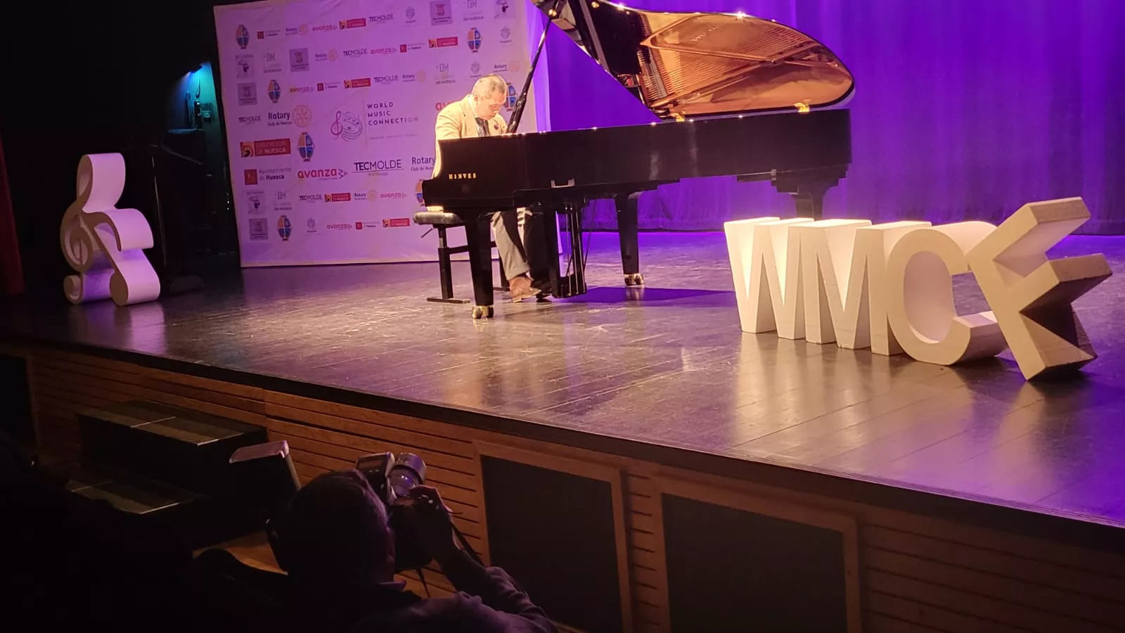 World Music Connecti-on en su broche en el Manuel Benito Moliner