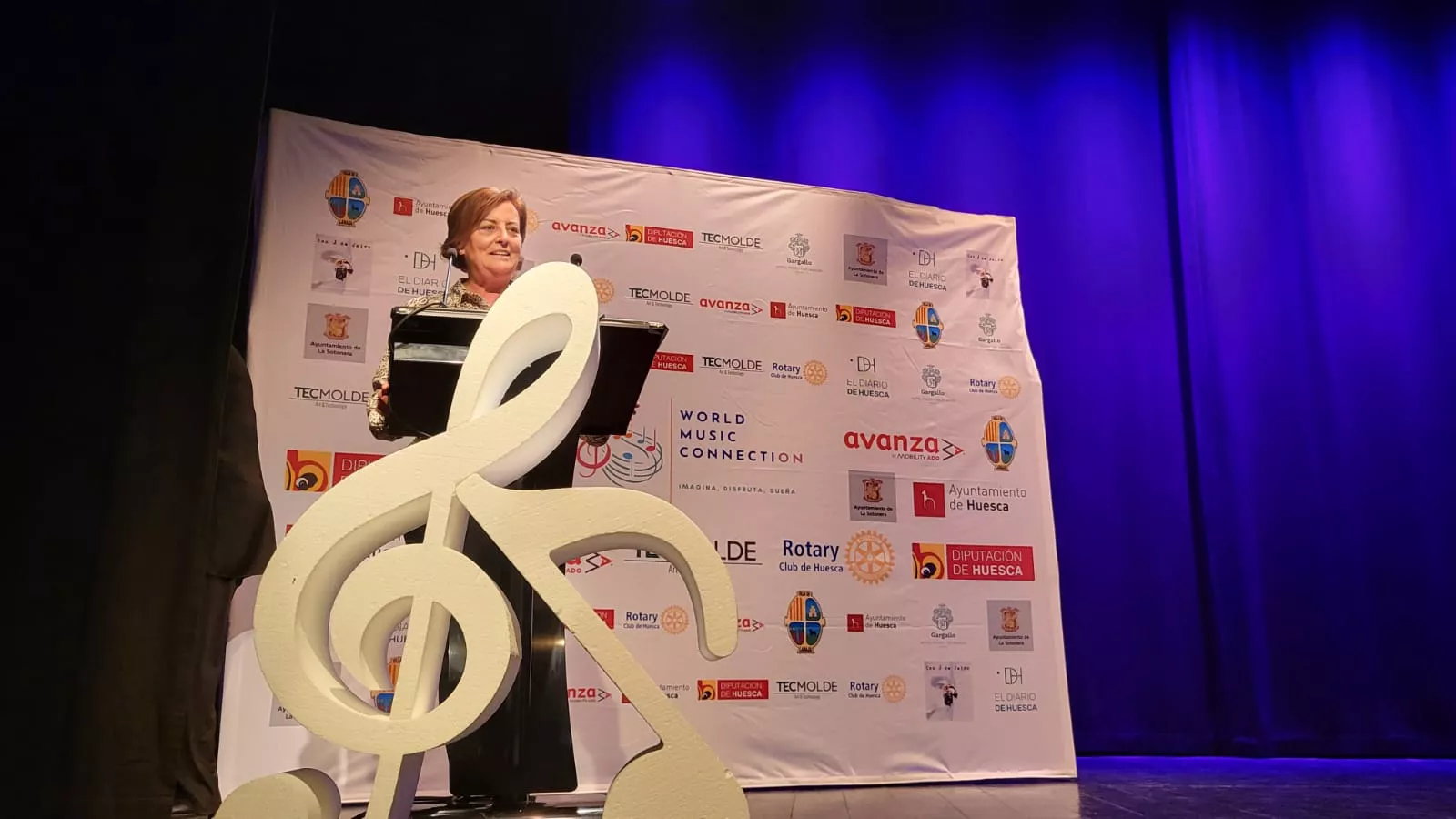 World Music Connecti-on en su broche en el Manuel Benito Moliner