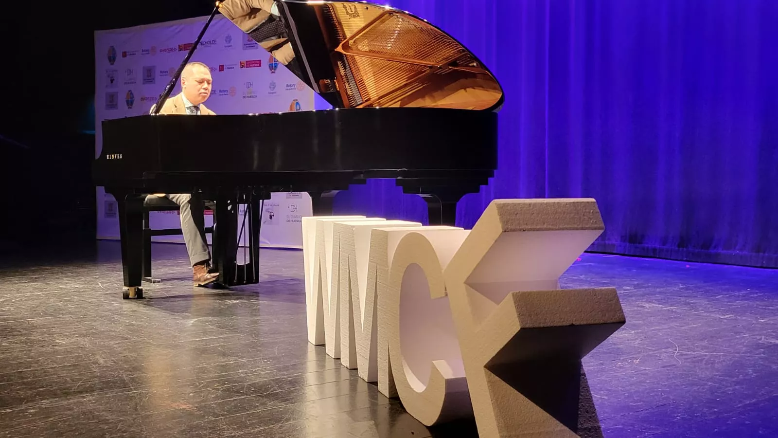 World Music Connecti-on en su broche en el Manuel Benito Moliner