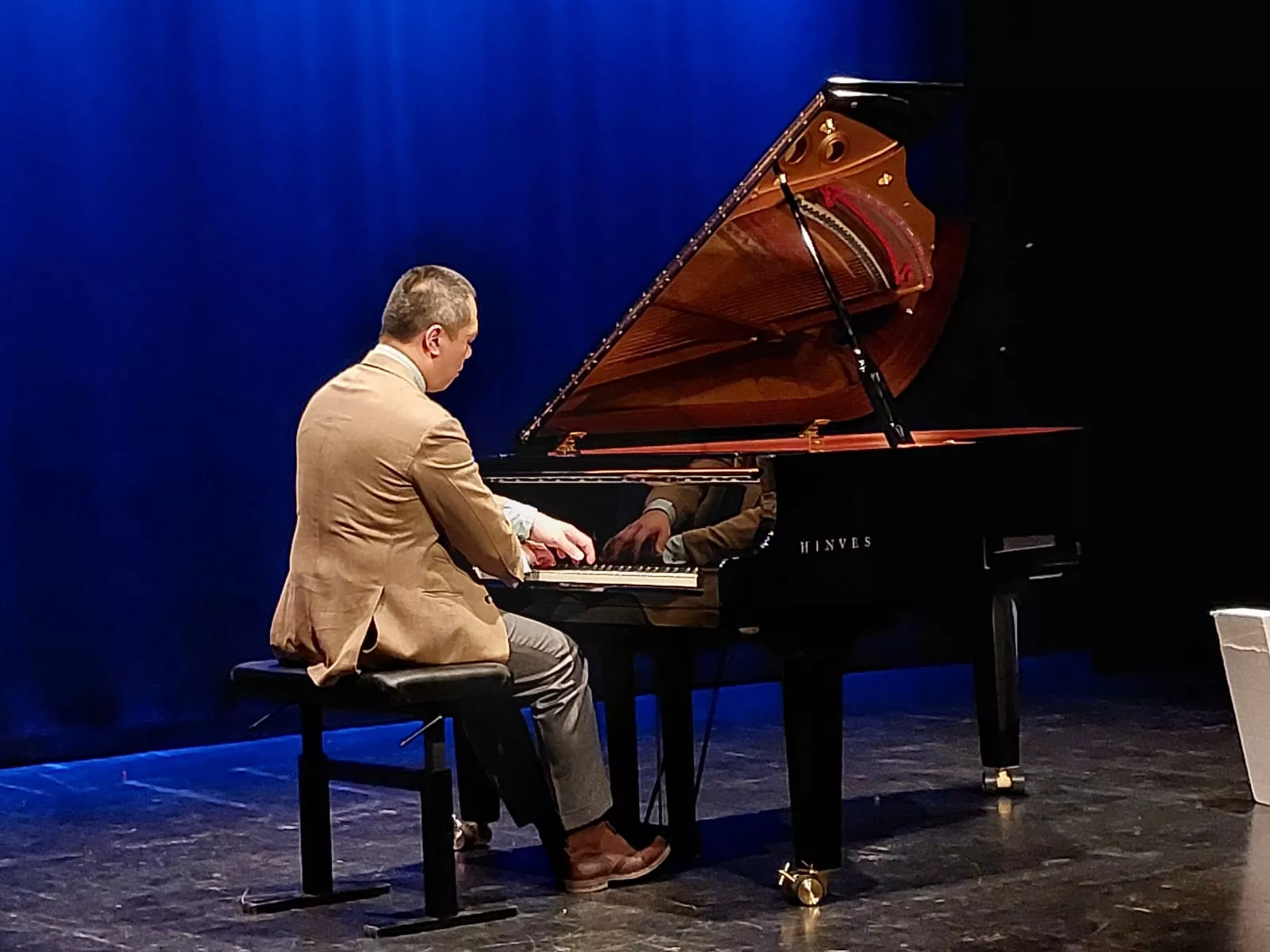 World Music Connecti-on en su broche en el Manuel Benito Moliner