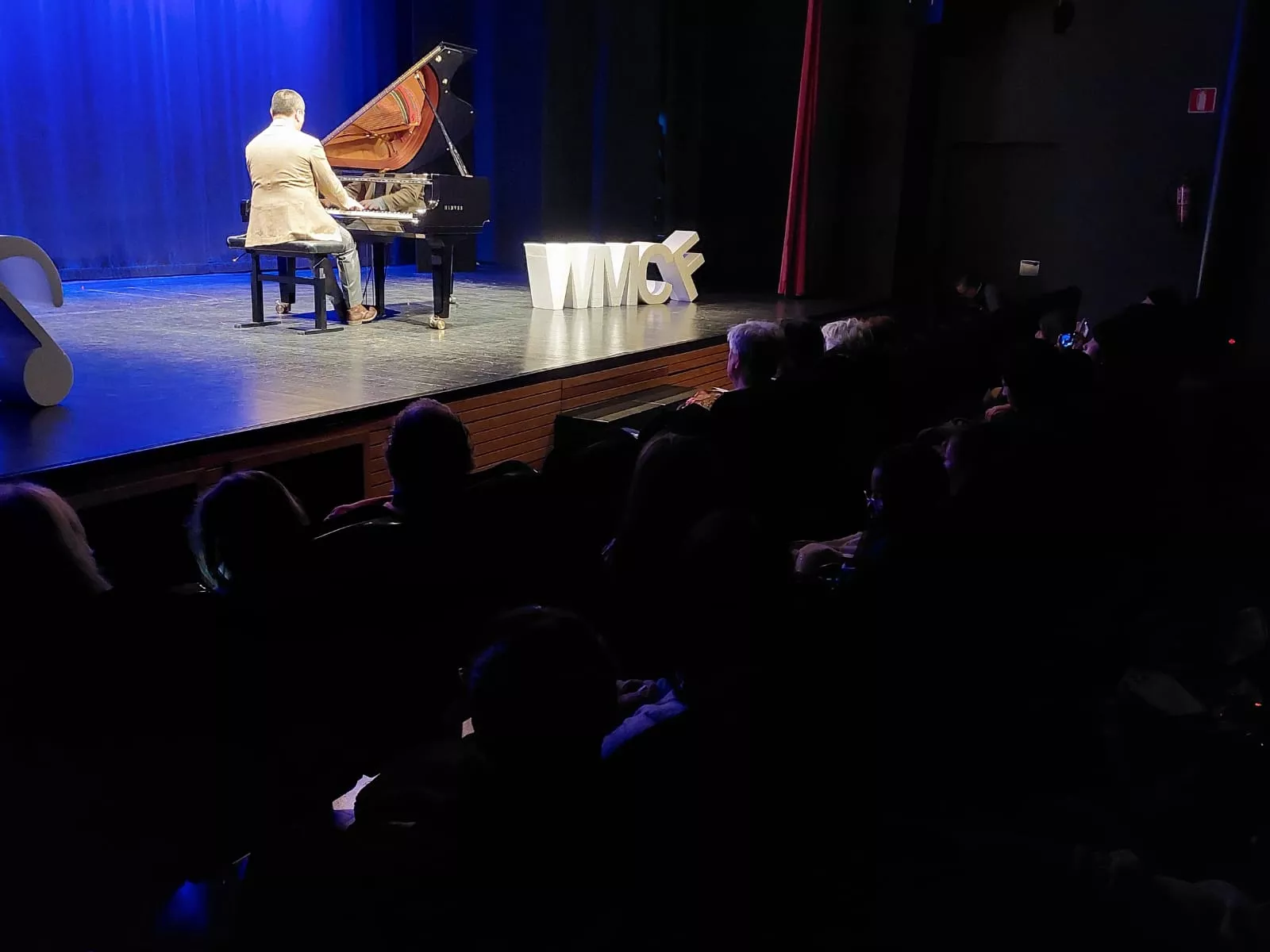 World Music Connecti-on en su broche en el Manuel Benito Moliner