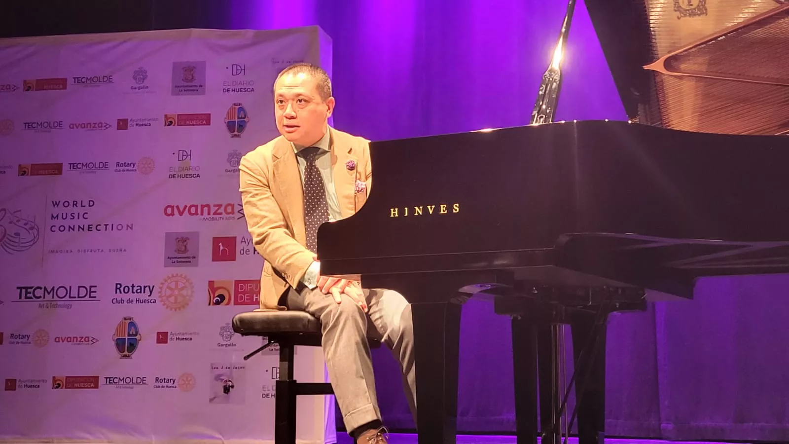 World Music Connecti-on en su broche en el Manuel Benito Moliner