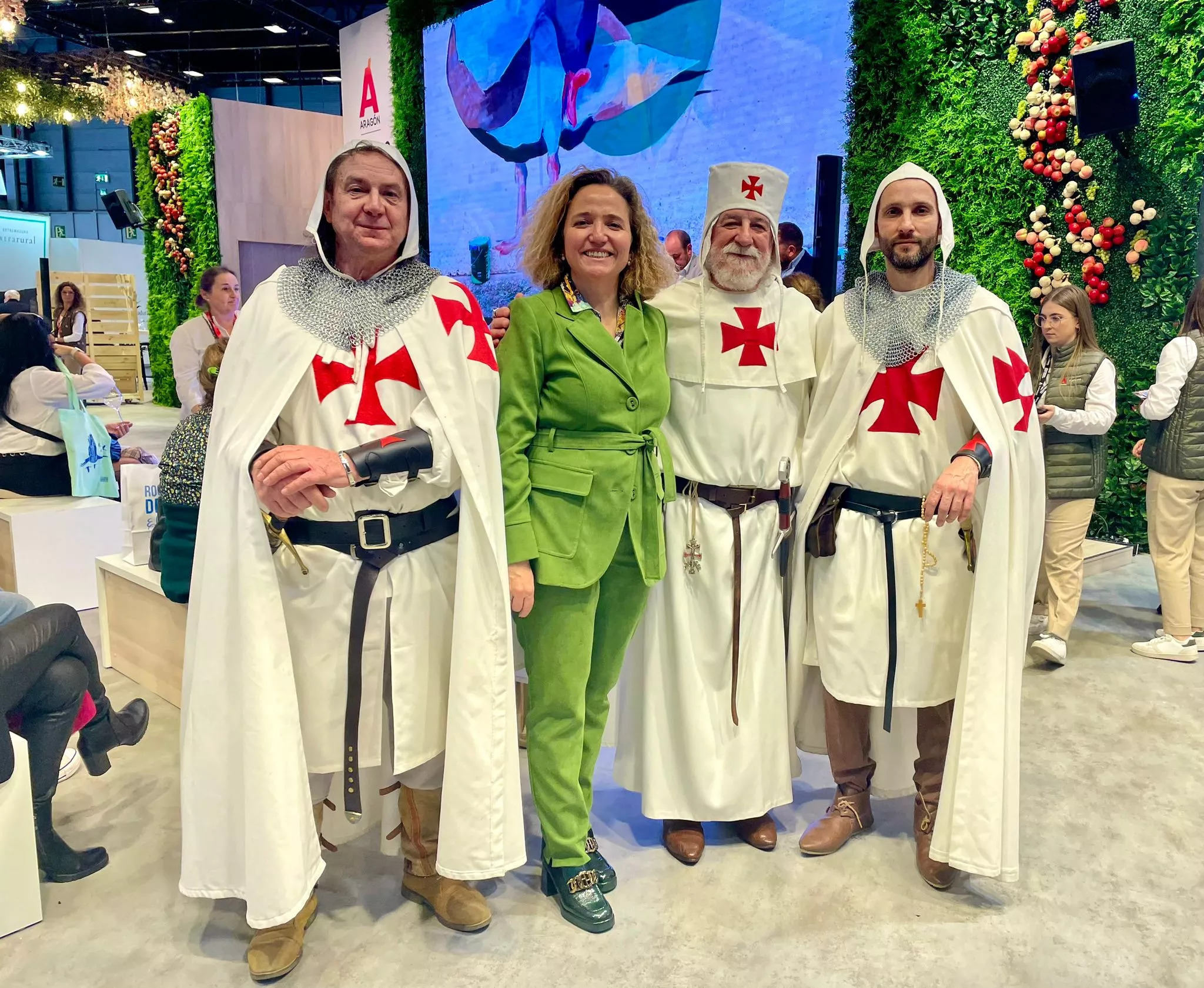 Los Templarios del Grupo Trotamundos y la concejala de Monzón Marta Montaner Durán en Fitur.