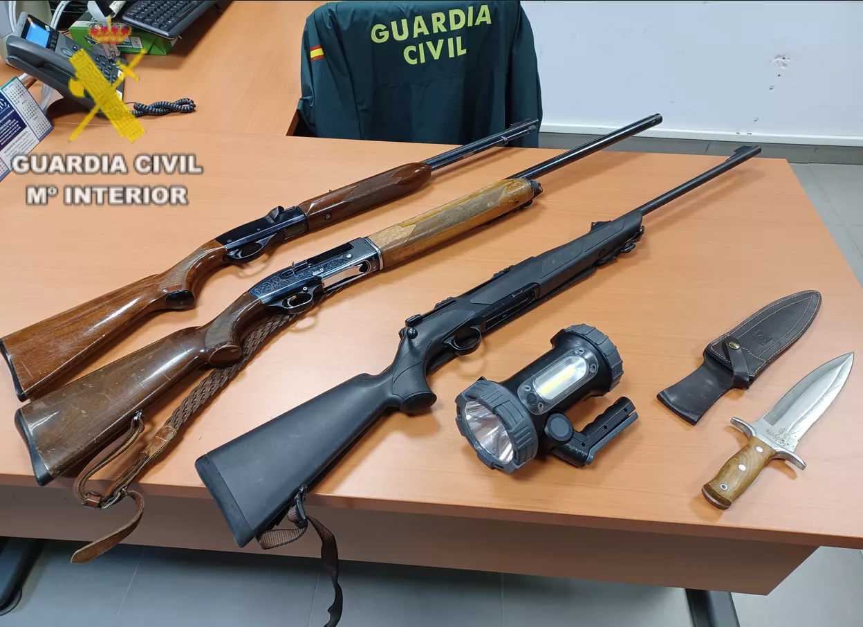 Armas intervenidas al cazador furtivo en Fraga. 