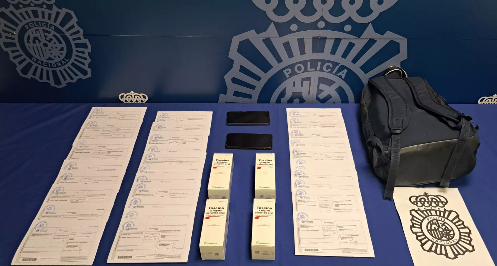 Recetas falsificadas y botes que portaban los jóvenes cuando fueron localizados.