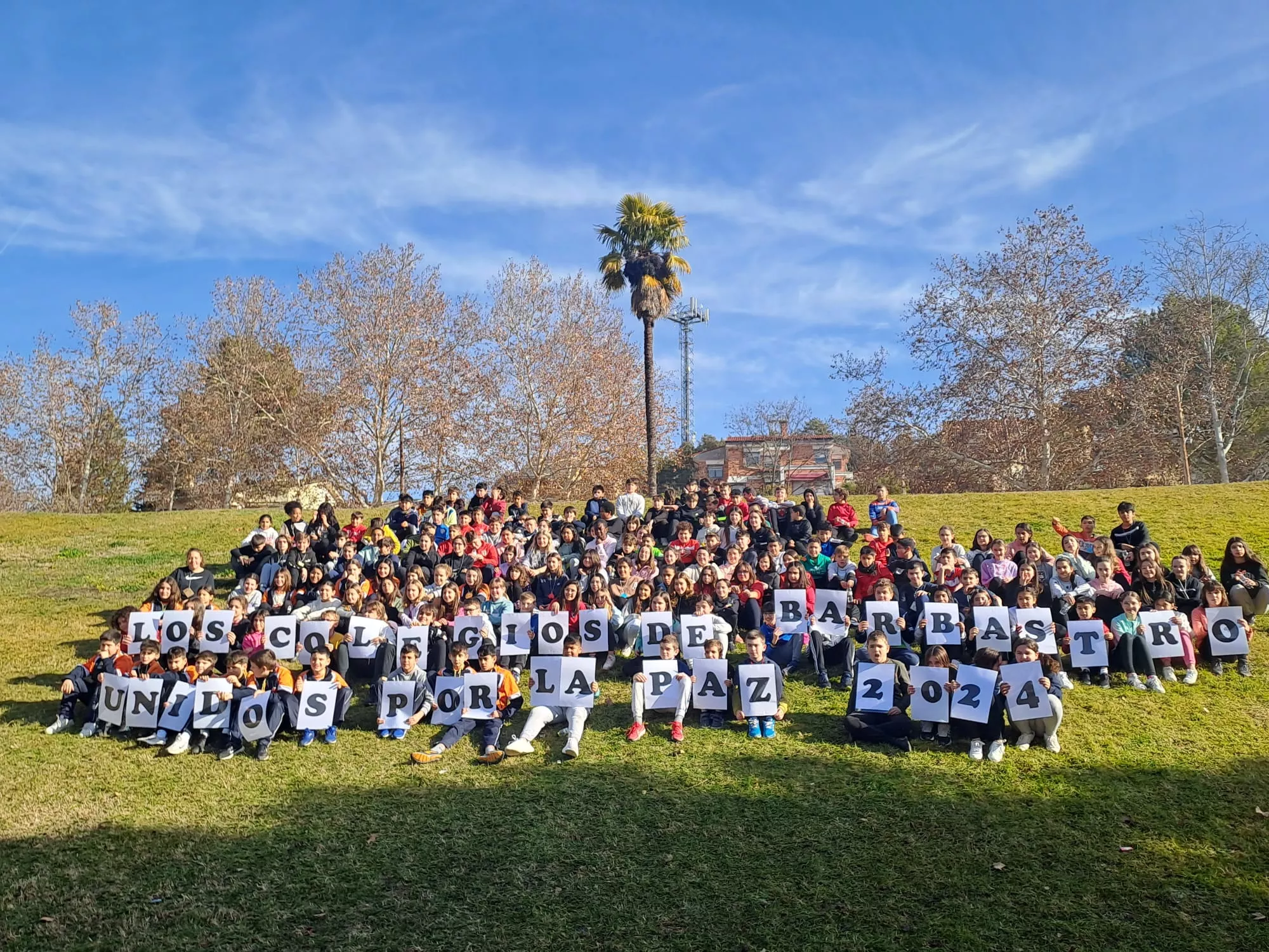 Celebración de uno de los actos previstos por el Día de la Paz de los colegios de Barbastro.