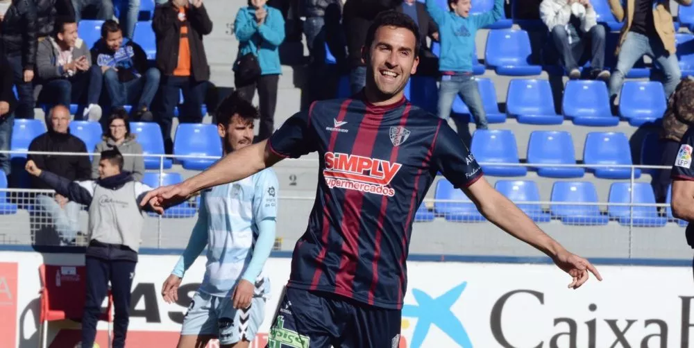 Íñigo López con la camiseta del Huesca