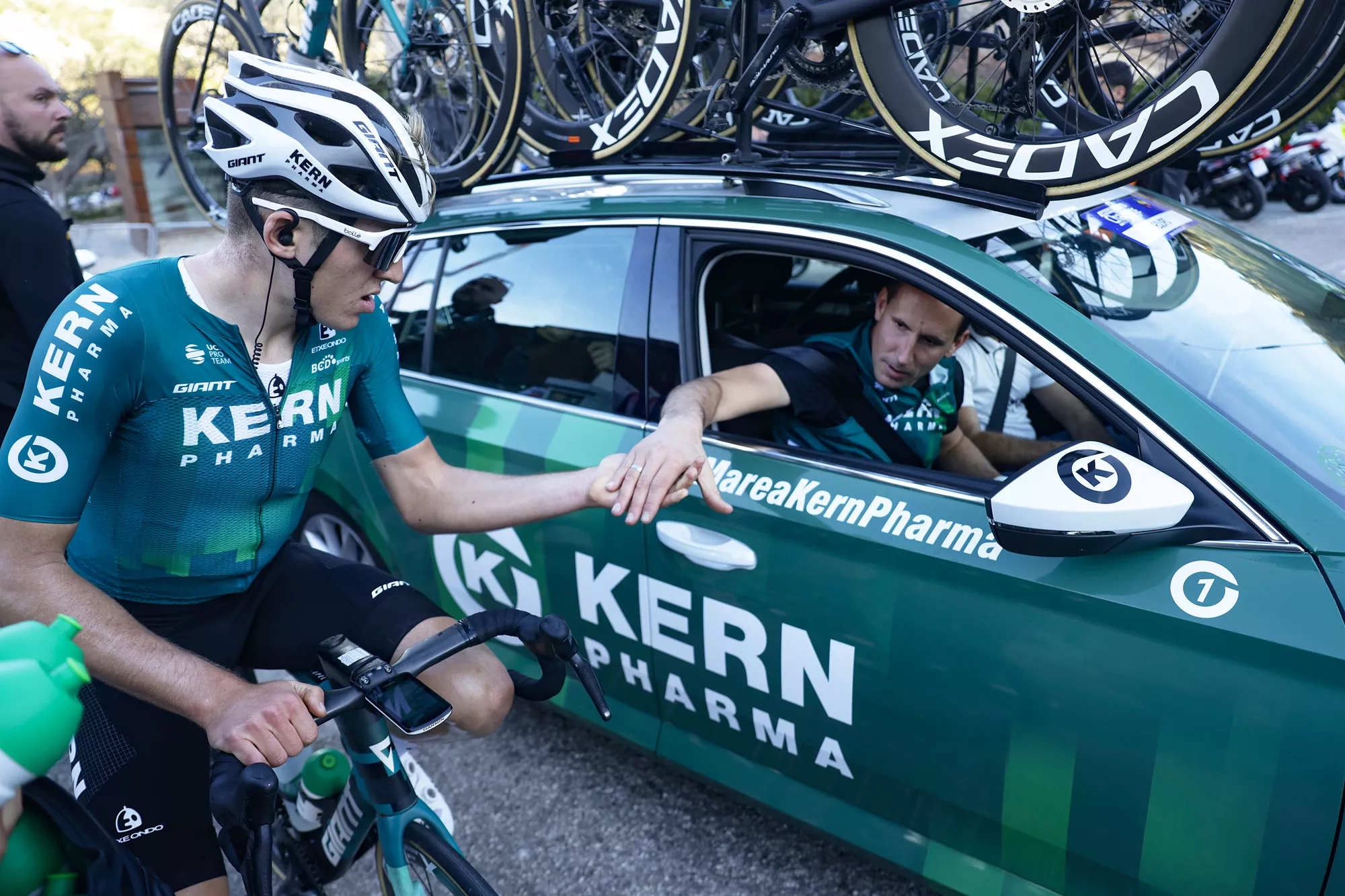 Castrillo, en el ocho de Kern Pharma para la Vuelta a España 2024. Foto: X @EqKernPharma