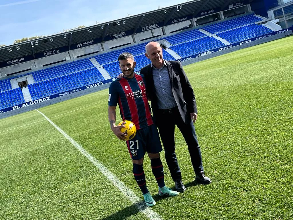 Elady Zorrilla y Ángel Martín González, sobre el césped de el Alcoraz este lunes en la presentación: "Tenía otras opciones, pero quería venir a Huesca". Foto: Adrián Mora Elady Zorrilla y Ángel Martín González, sobre el césped de el Alcoraz este lunes en la presentación: "Tenía otras opciones, pero quería venir a Huesca". Foto: Adrián Mora