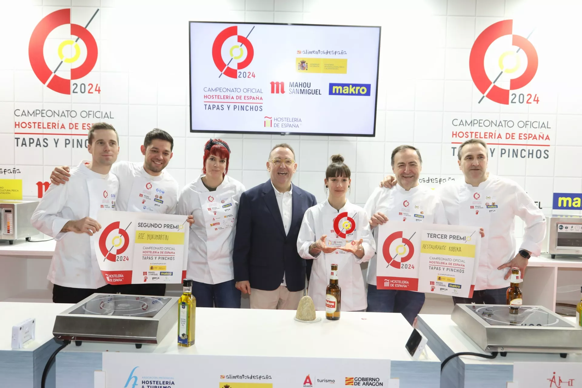 José Luis Yzuel e Iris Jordán, con el resto de finalistas