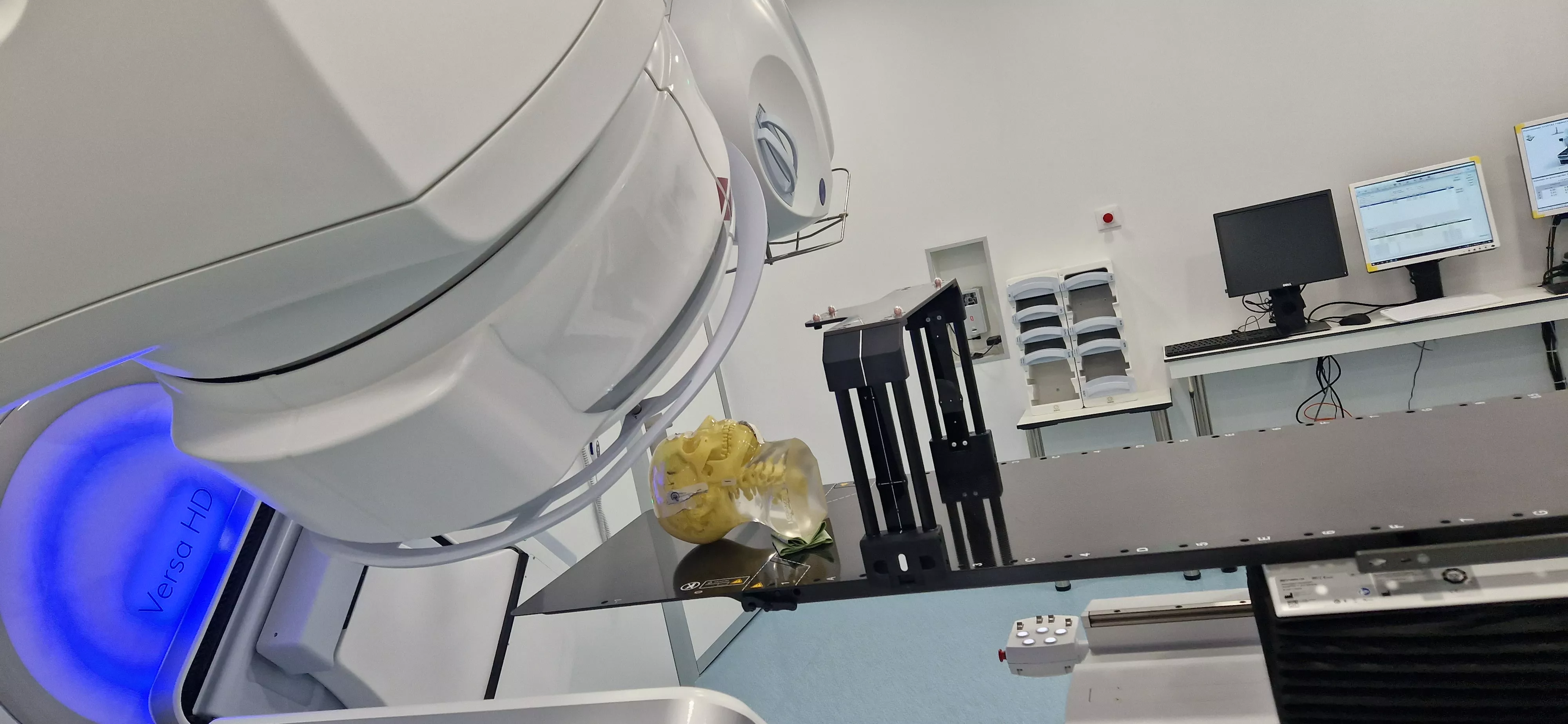 Inauguración del nuevo servicio de radioterapia del Hospital San Jorge de Huesca. Foto Myriam Martínez