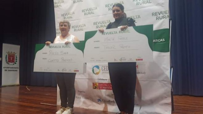 Rocío Sanz y Marta Farre con su premio. Rocío Sanz y Marta Farre con su premio.