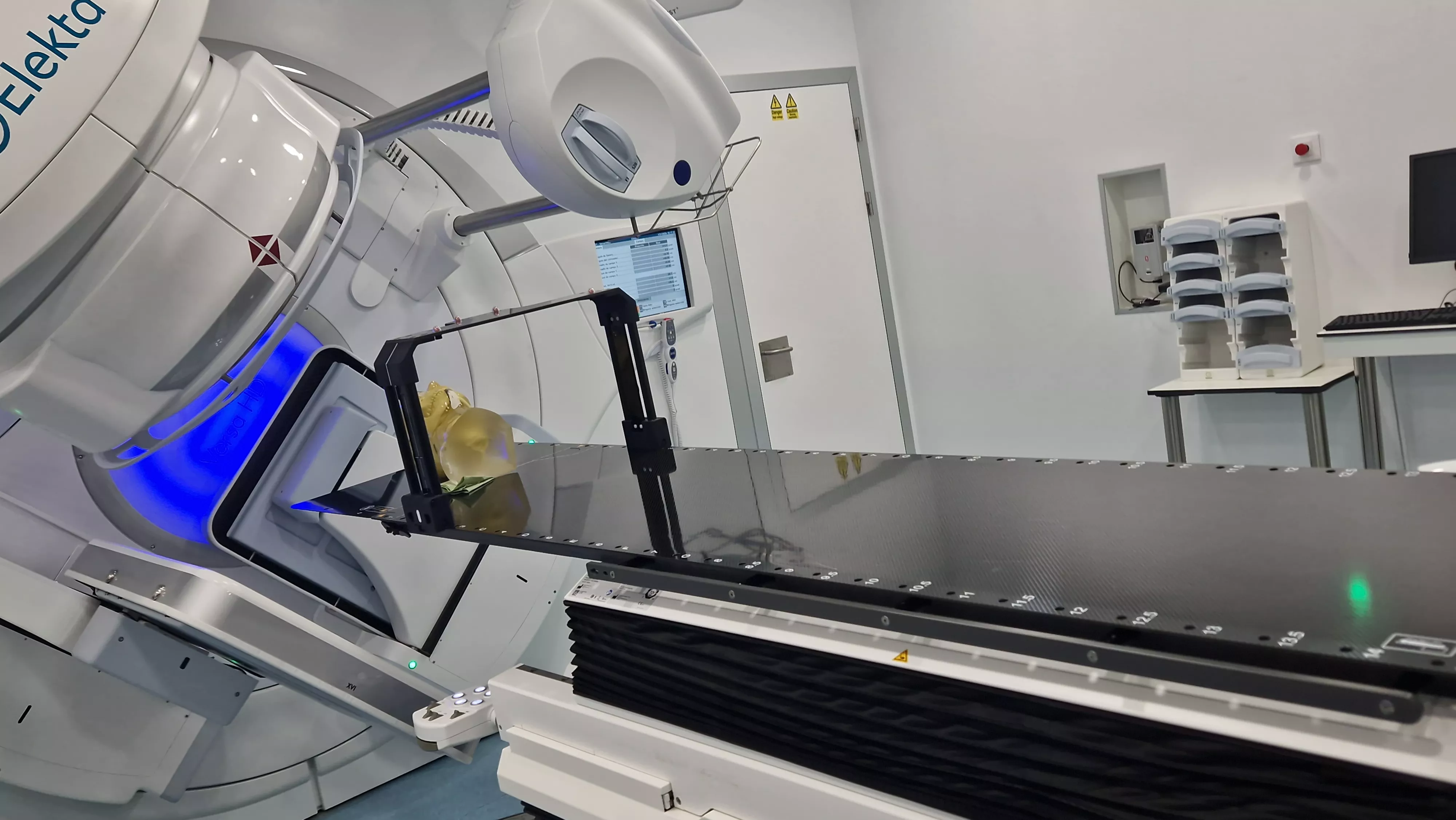 Inauguración del nuevo servicio de radioterapia del Hospital San Jorge de Huesca. Foto Myriam Martínez