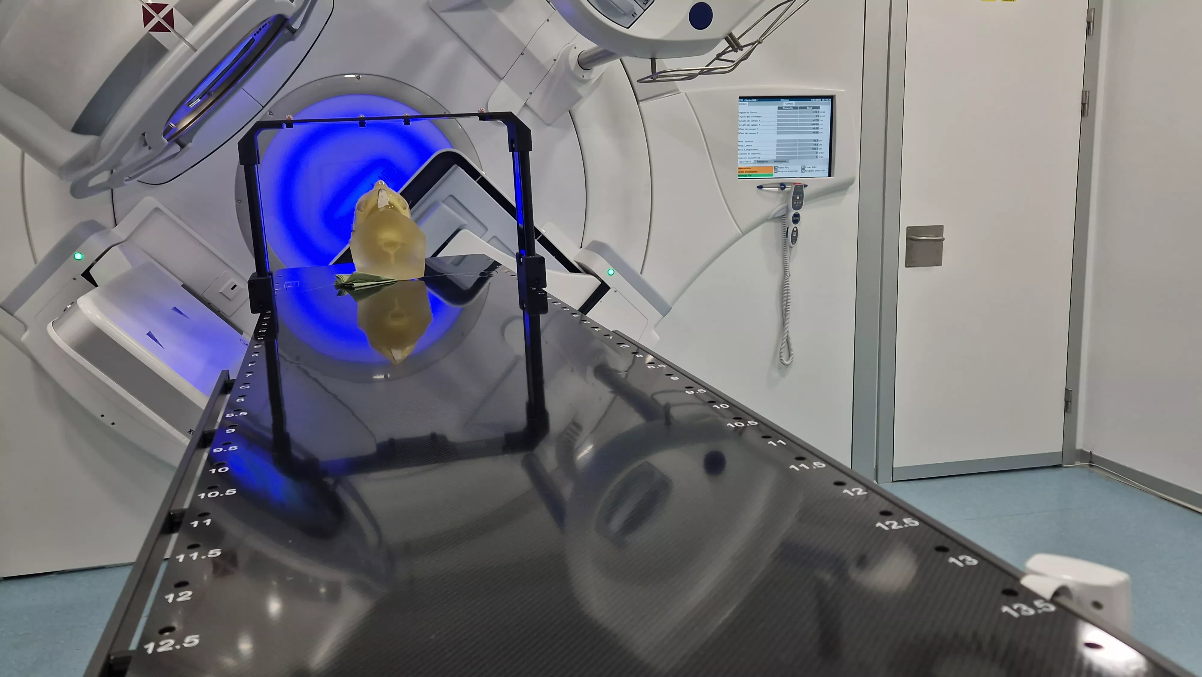 Inauguración del nuevo servicio de radioterapia del Hospital San Jorge de Huesca. Foto Myriam Martínez