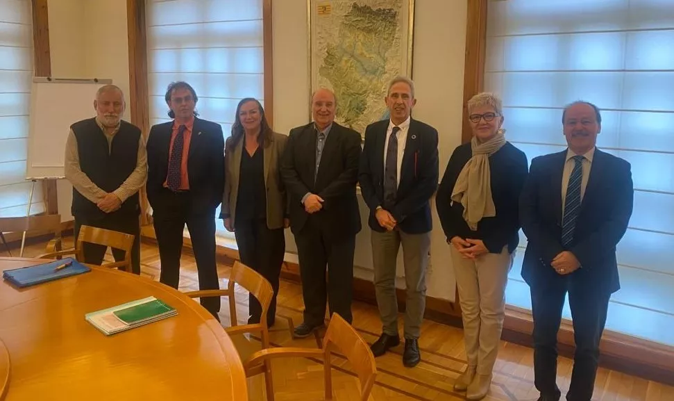 Representantes de Monegros no Pierdas tu Tren y de asociaciones empresariales con el director general de Transporte, Miguel Ángel Ania