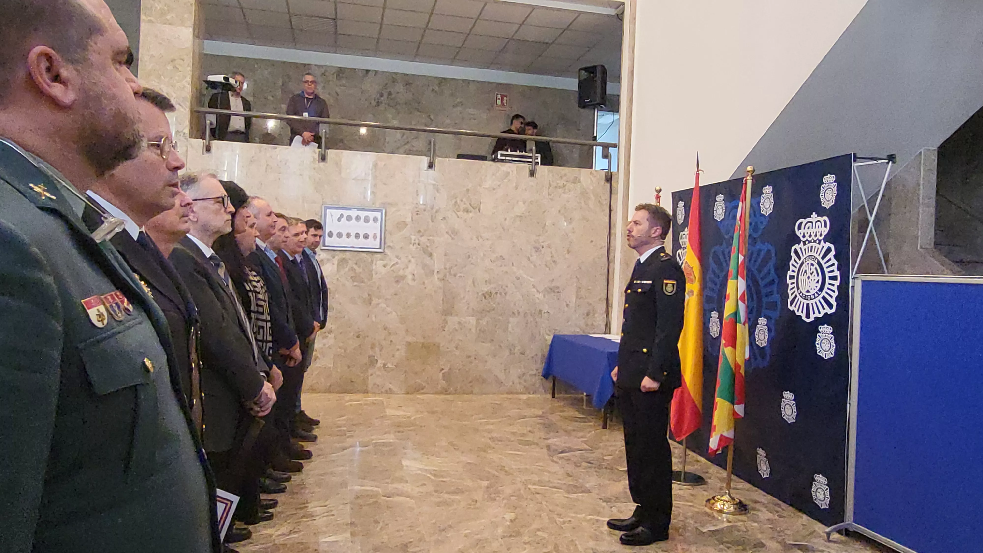 Ángel Cortes interpreta el Himno de la Policía Nacional. Foto Mercedes Manterola